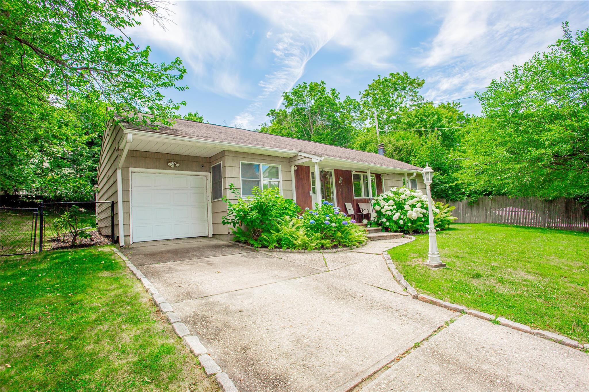Huntington, New York, 11743, United States, 2 Bedrooms Bedrooms, ,2 BathroomsBathrooms,Residential,For Sale,1847345