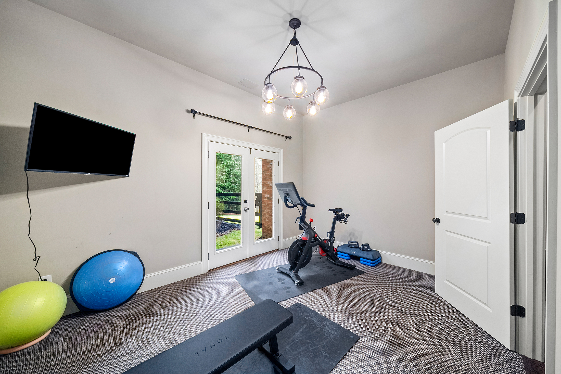  Meticulous Brick Estate Blends Timeless Architecture with Elevated Design - 物件實景