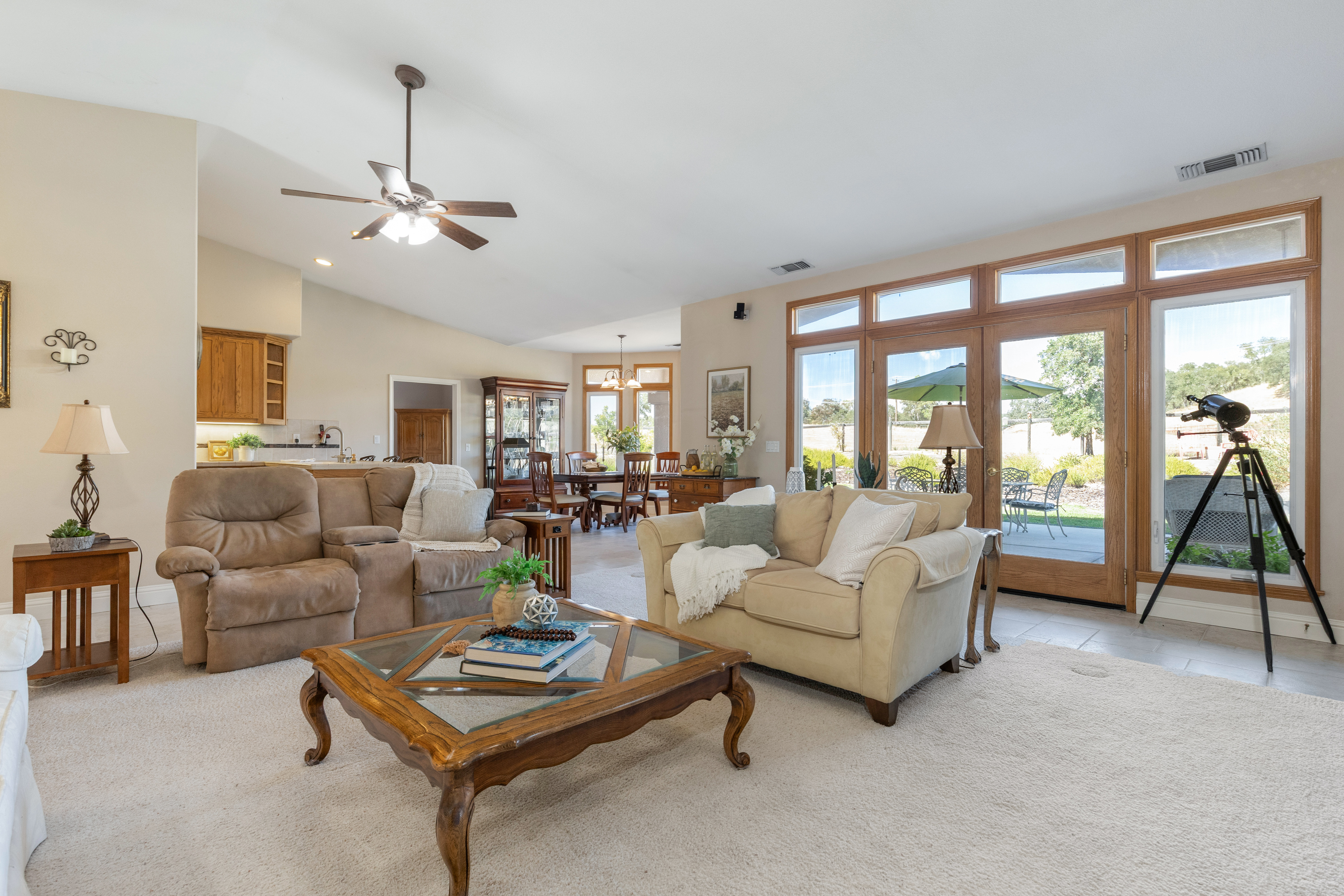  Stunning Lake Nacimiento Retreat with 6-Car Garage, Workshop & RV/Boat Parking - 物件實景