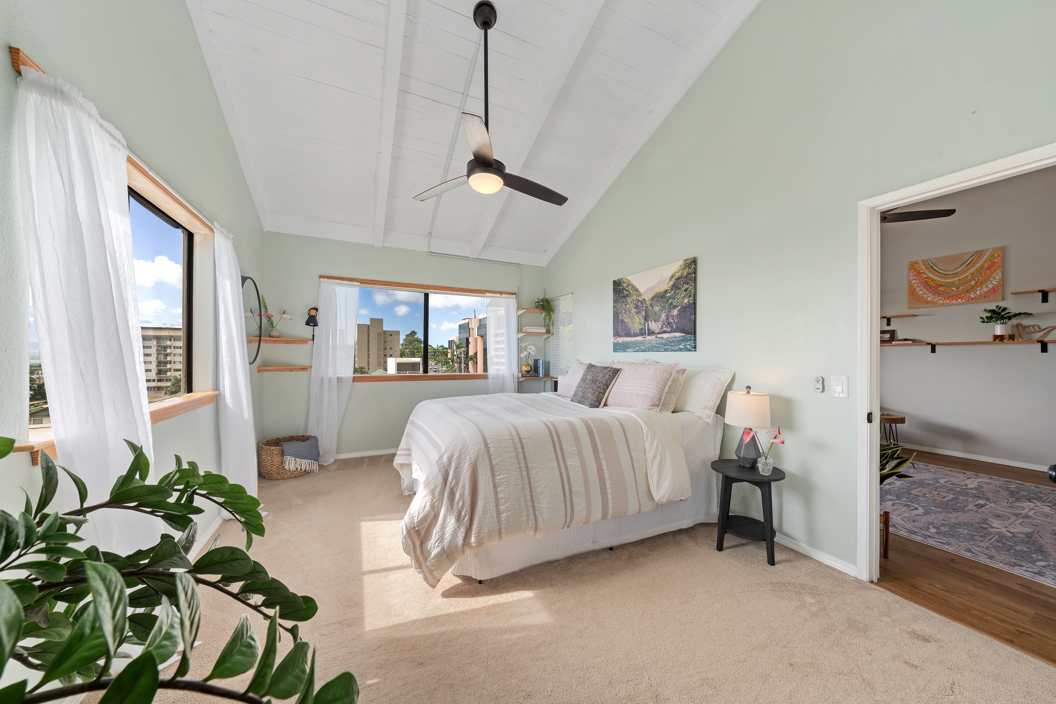  Centrally Located Living with Vaulted Ceilings and Views - 物件實景
