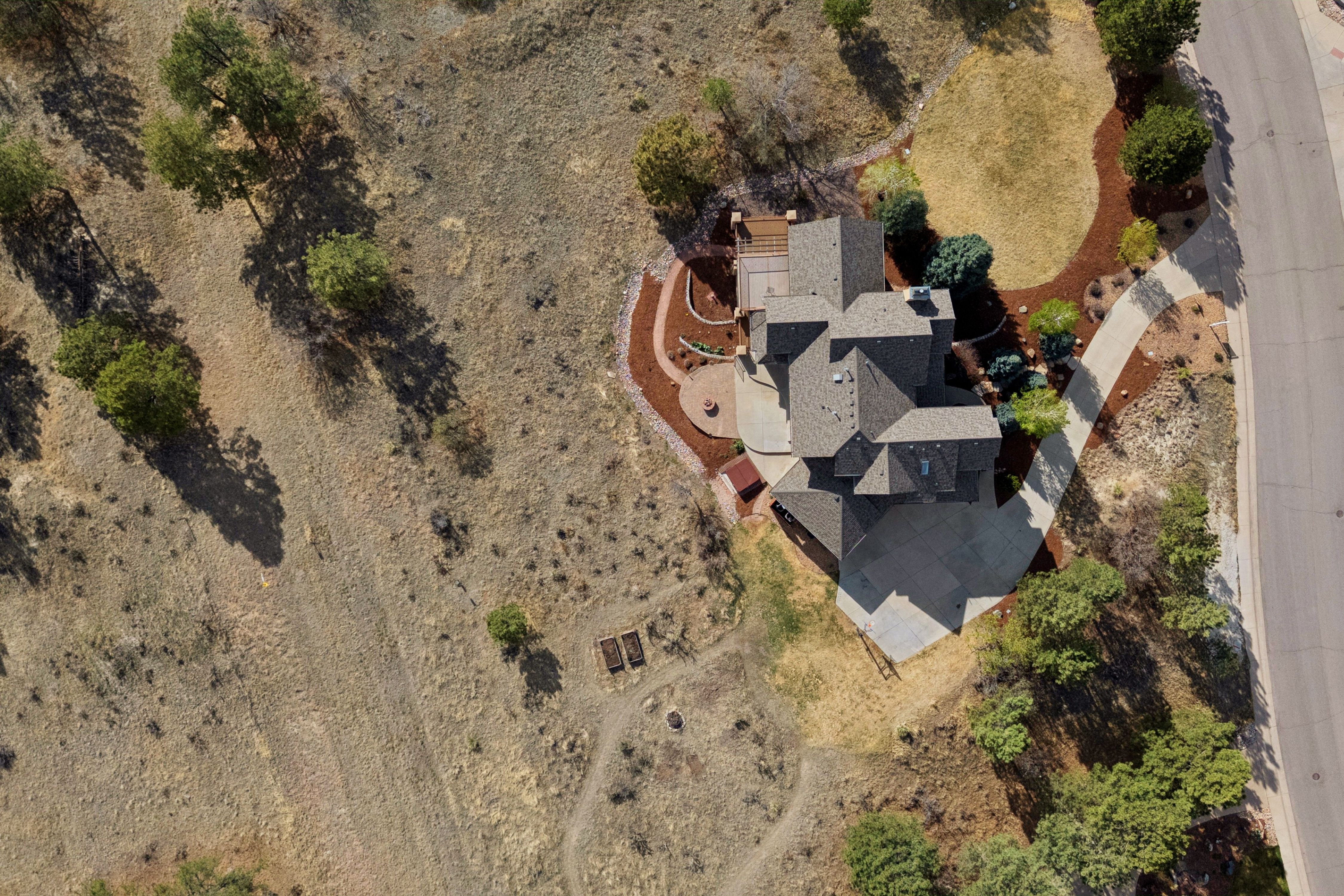  Set high on a hill in The Timbers and backing to open space - 物件實景