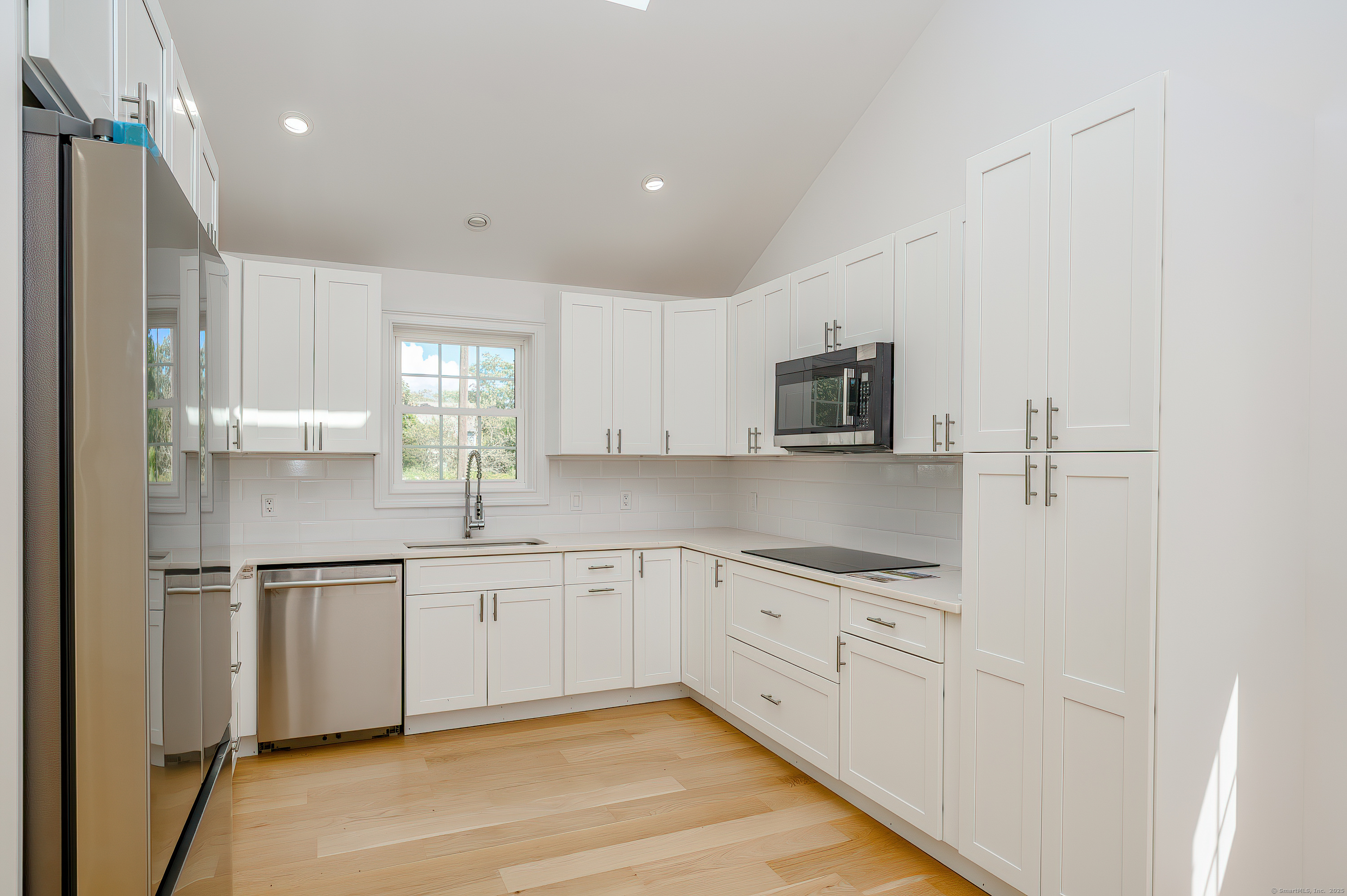 East Lyme, Connecticut, 06357, United States, 2 Bedrooms Bedrooms, ,3 BathroomsBathrooms,Residential,For Sale,1933174