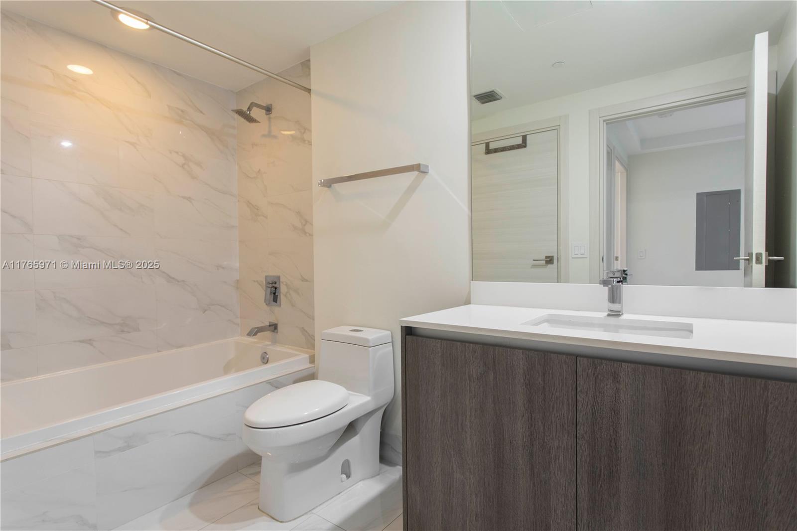 Miami, Florida, 33130, United States, 3 Bedrooms Bedrooms, ,3 BathroomsBathrooms,Residential,For Sale,1743213