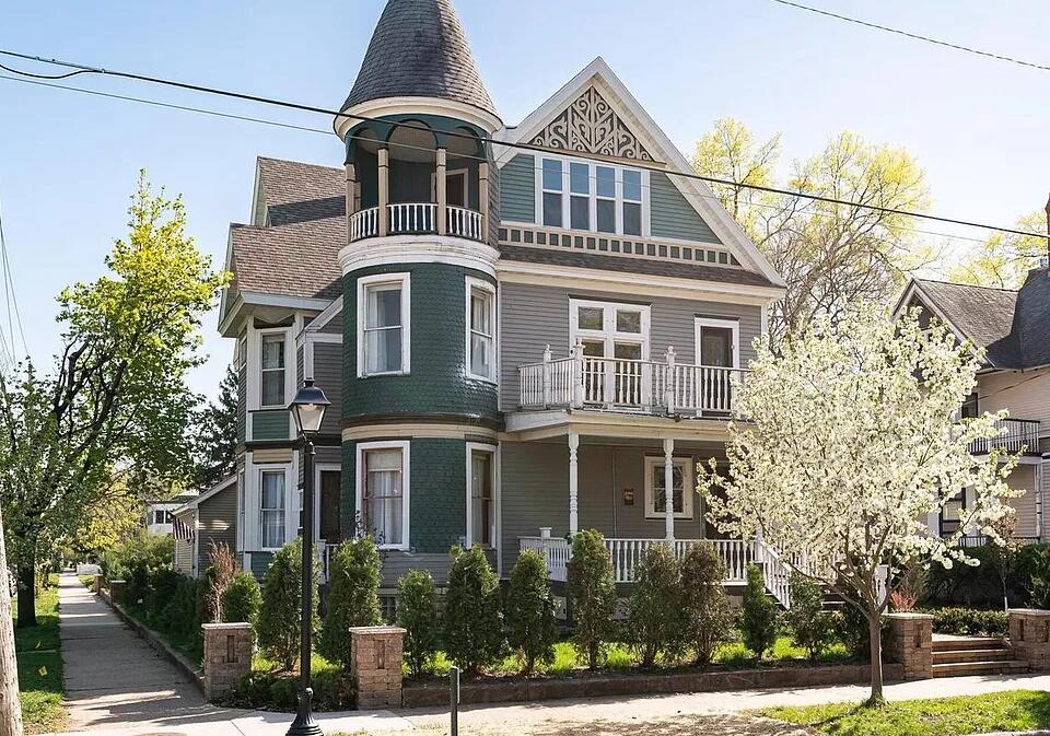 La Crosse, Wisconsin, 54601, United States, 6 Bedrooms Bedrooms, ,5 BathroomsBathrooms,Residential,For Sale,2018389