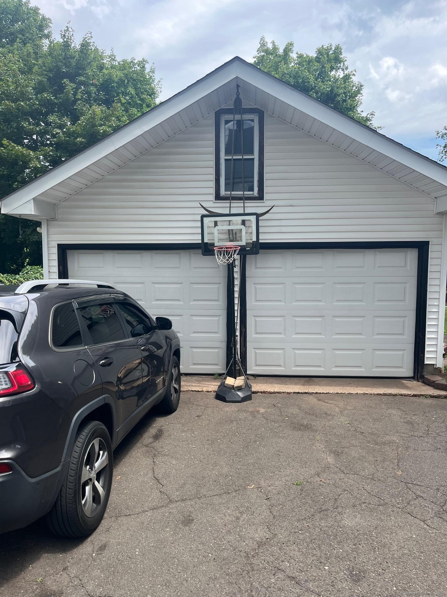 Meriden, Connecticut, 06450, United States, 6 Bedrooms Bedrooms, ,4 BathroomsBathrooms,Residential,For Sale,1984052