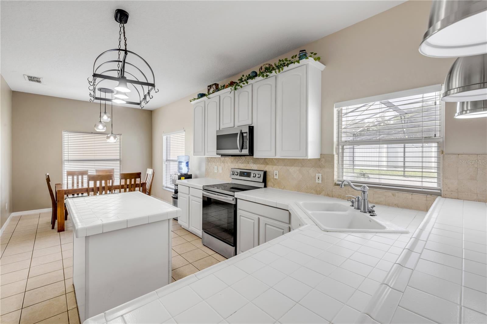 ORLANDO, Florida, 32835, United States, 4 Bedrooms Bedrooms, ,3 BathroomsBathrooms,Residential,For Sale,1885339