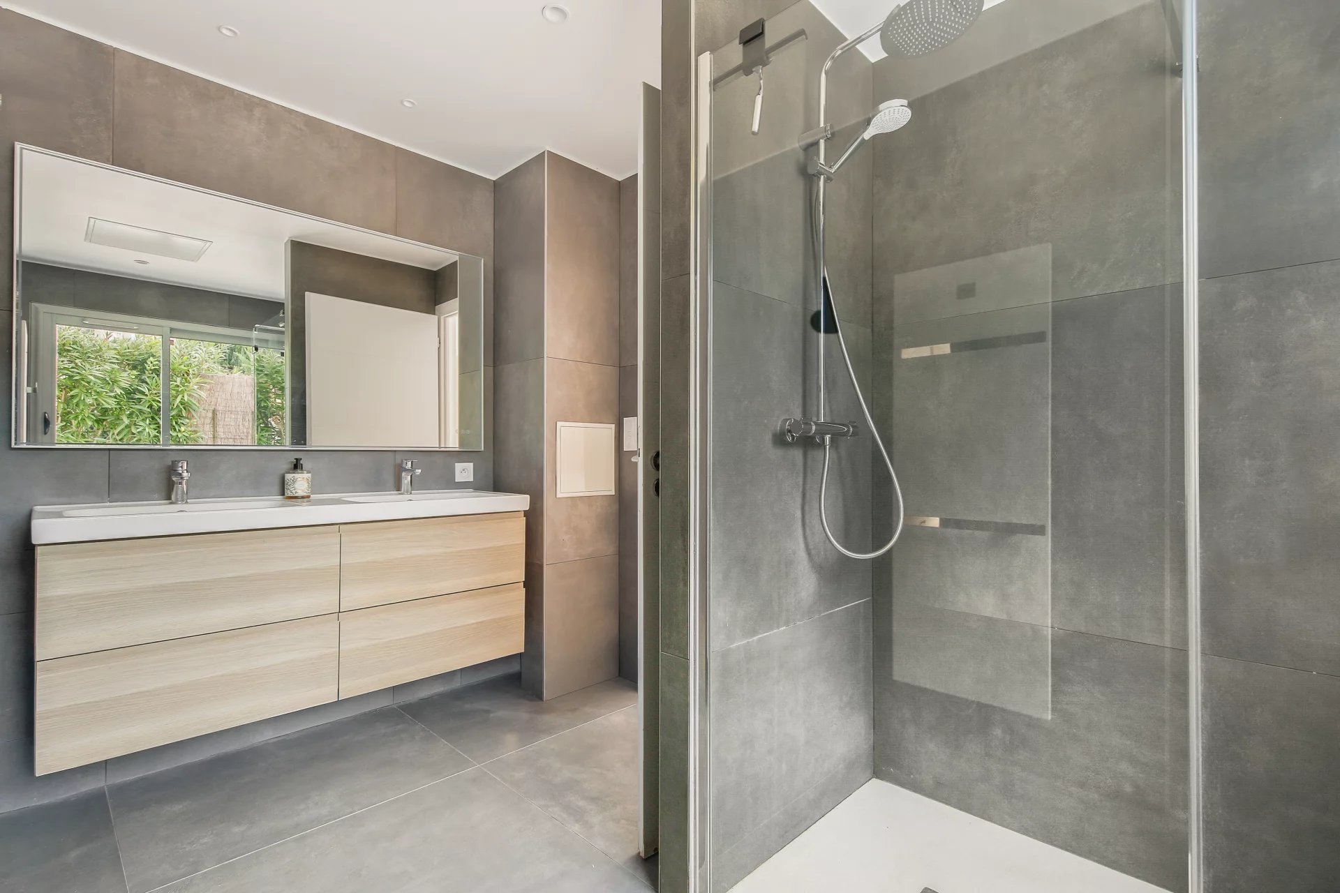 Hyères, Provence-Alpes-Côte d’Azur, 83400, FR, 4 Bedrooms Bedrooms, ,4 BathroomsBathrooms,Residential,For Sale,1991798