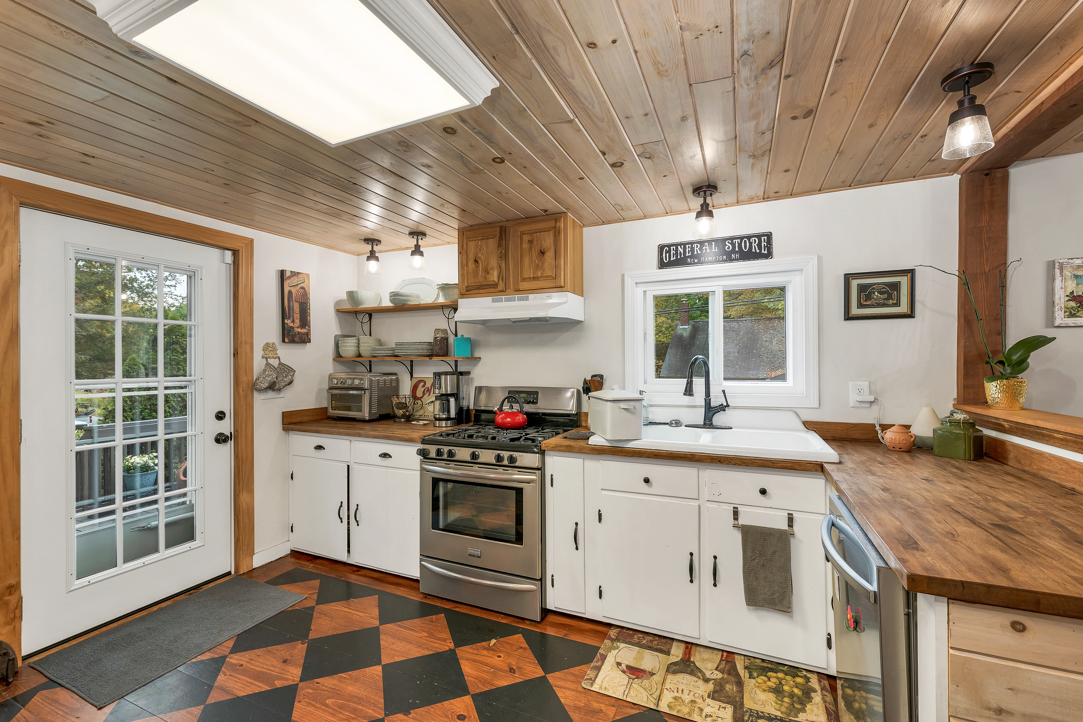 New Hampton, New Hampshire, 03256, United States, 3 Bedrooms Bedrooms, ,2 BathroomsBathrooms,Residential,For Sale,1976392