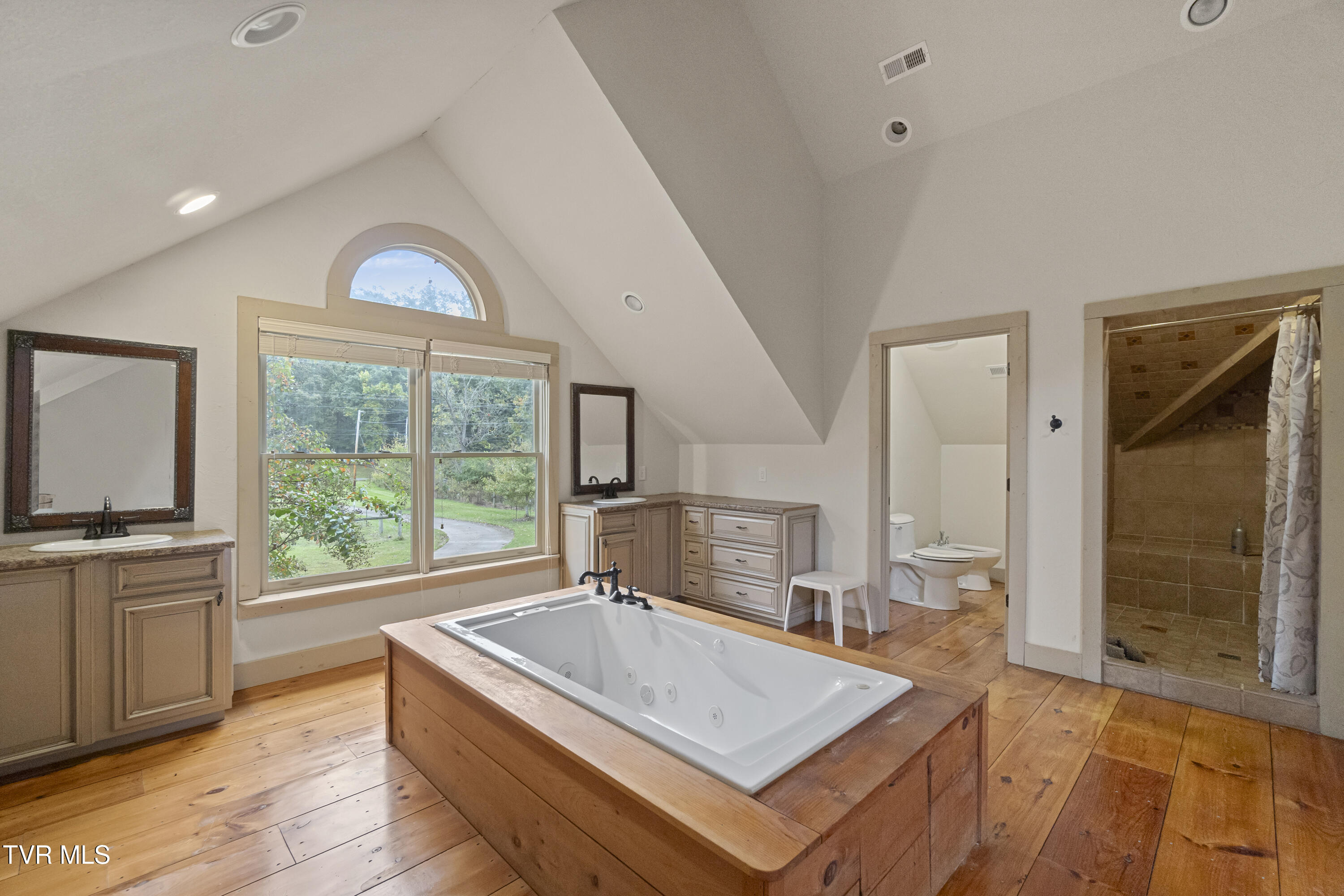 Greeneville, Tennessee, 37745, United States, 5 Bedrooms Bedrooms, ,4 BathroomsBathrooms,Residential,For Sale,1981962