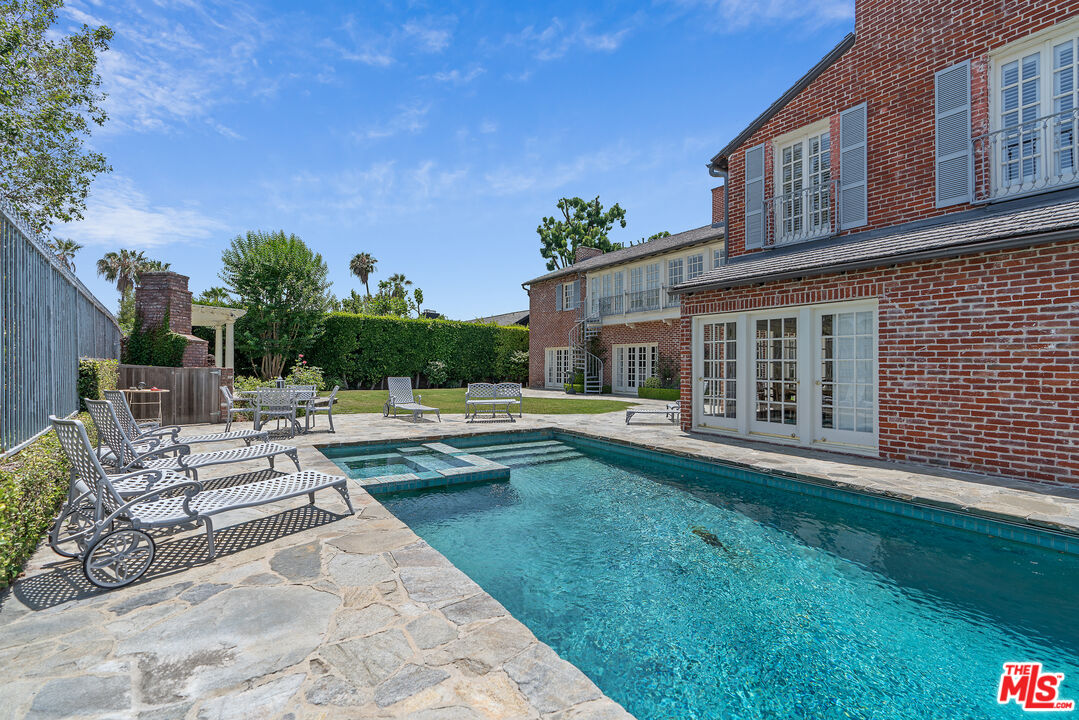 Los Angeles, California, 90004, United States, 6 Bedrooms Bedrooms, ,7 BathroomsBathrooms,Residential,For Sale,1907510