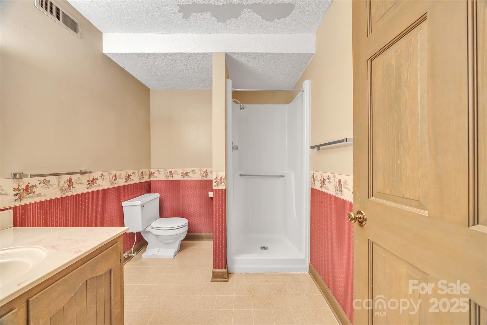 Hickory, North Carolina, 28601, United States, 5 Bedrooms Bedrooms, ,5 BathroomsBathrooms,Residential,For Sale,1941000
