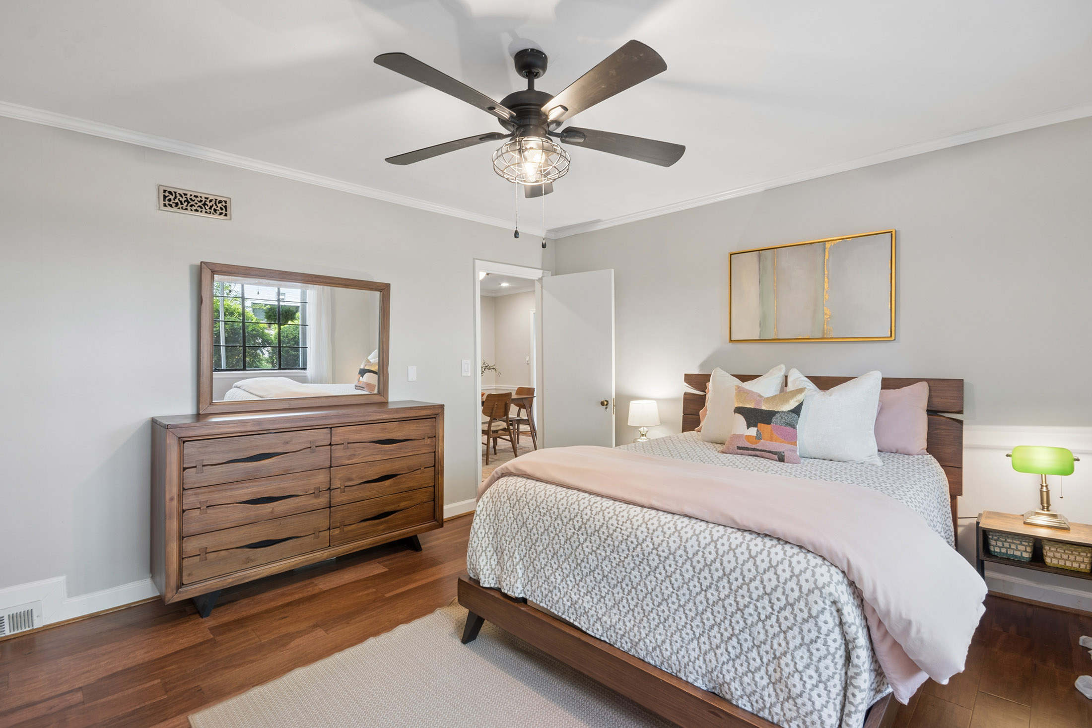  Stunning Mid-century End Unit in a Fantastic Location - 物件實景