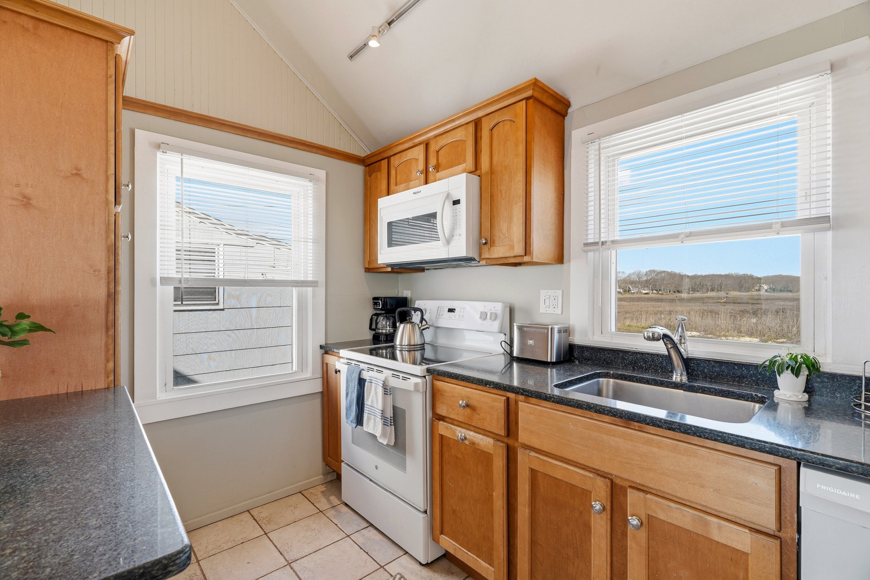 Charming Direct Waterfront Beach Cottage at Hawk