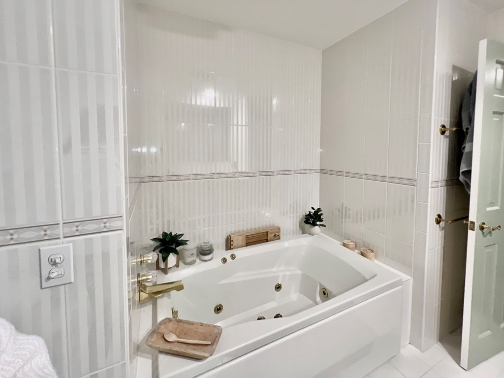 Onancock, Virginia, 23417, United States, 2 Bedrooms Bedrooms, ,2 BathroomsBathrooms,Residential,For Sale,1971701