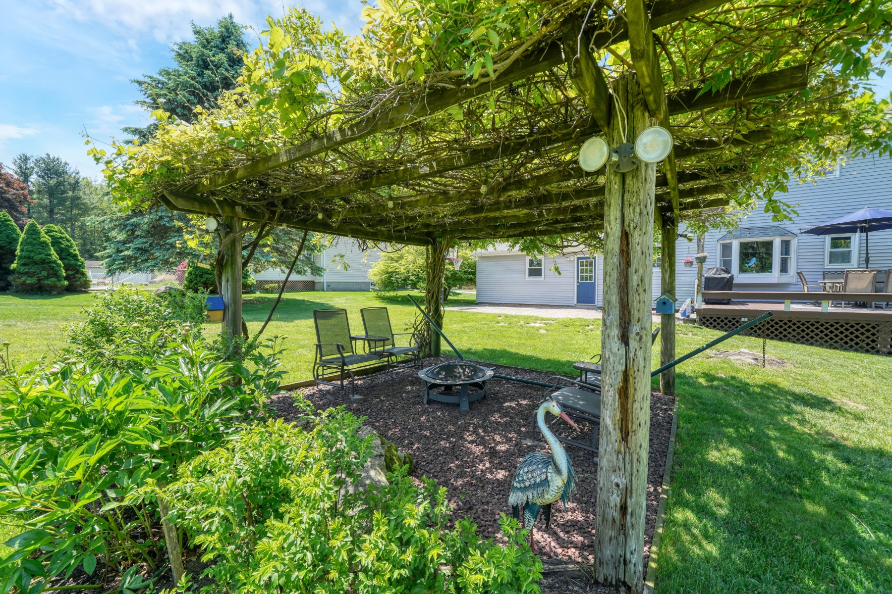  Neighborhood Colonial with Park Like Backyard - 物件實景