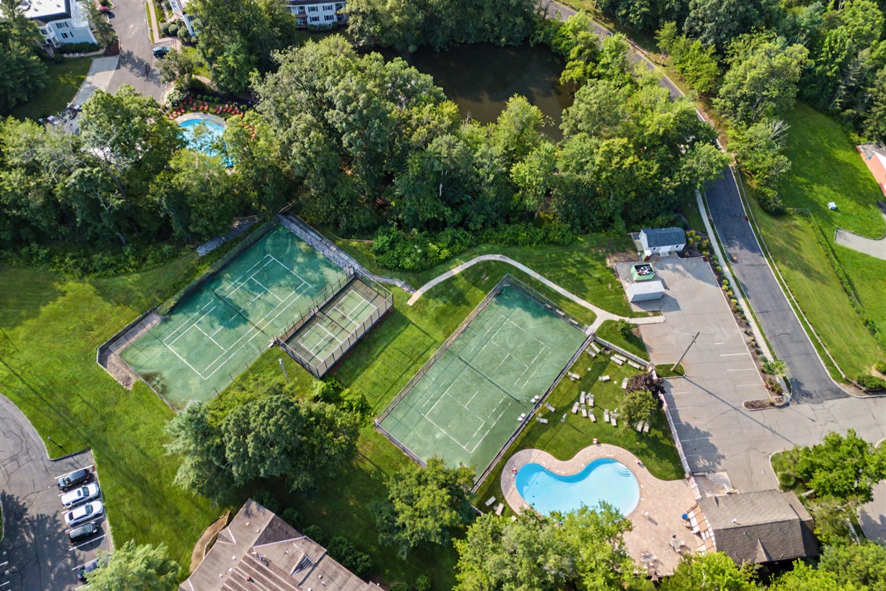  ?Sutton Woods? Beautifully Updated End Unit Townhome - 物件實景