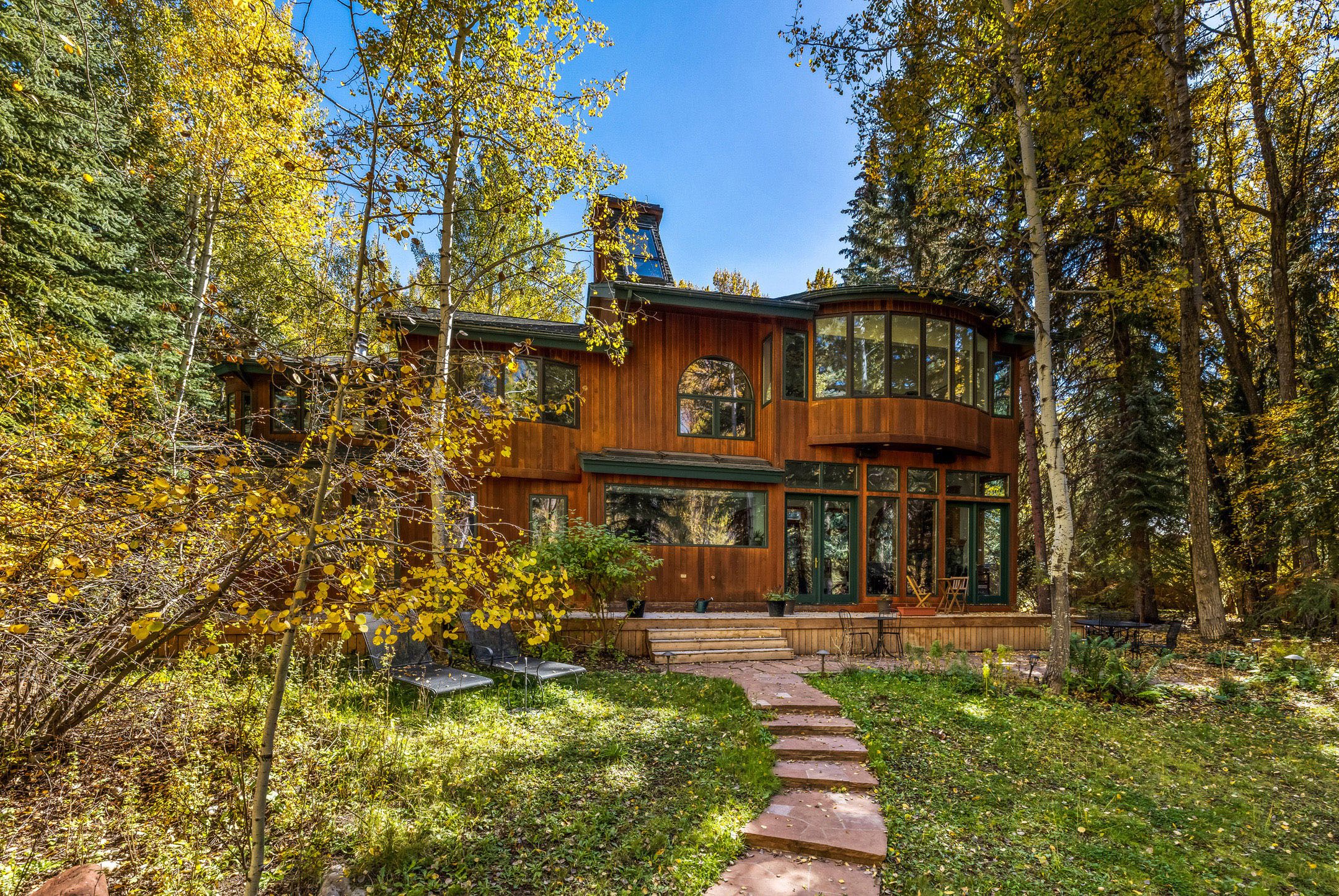  Live creekside in Aspen