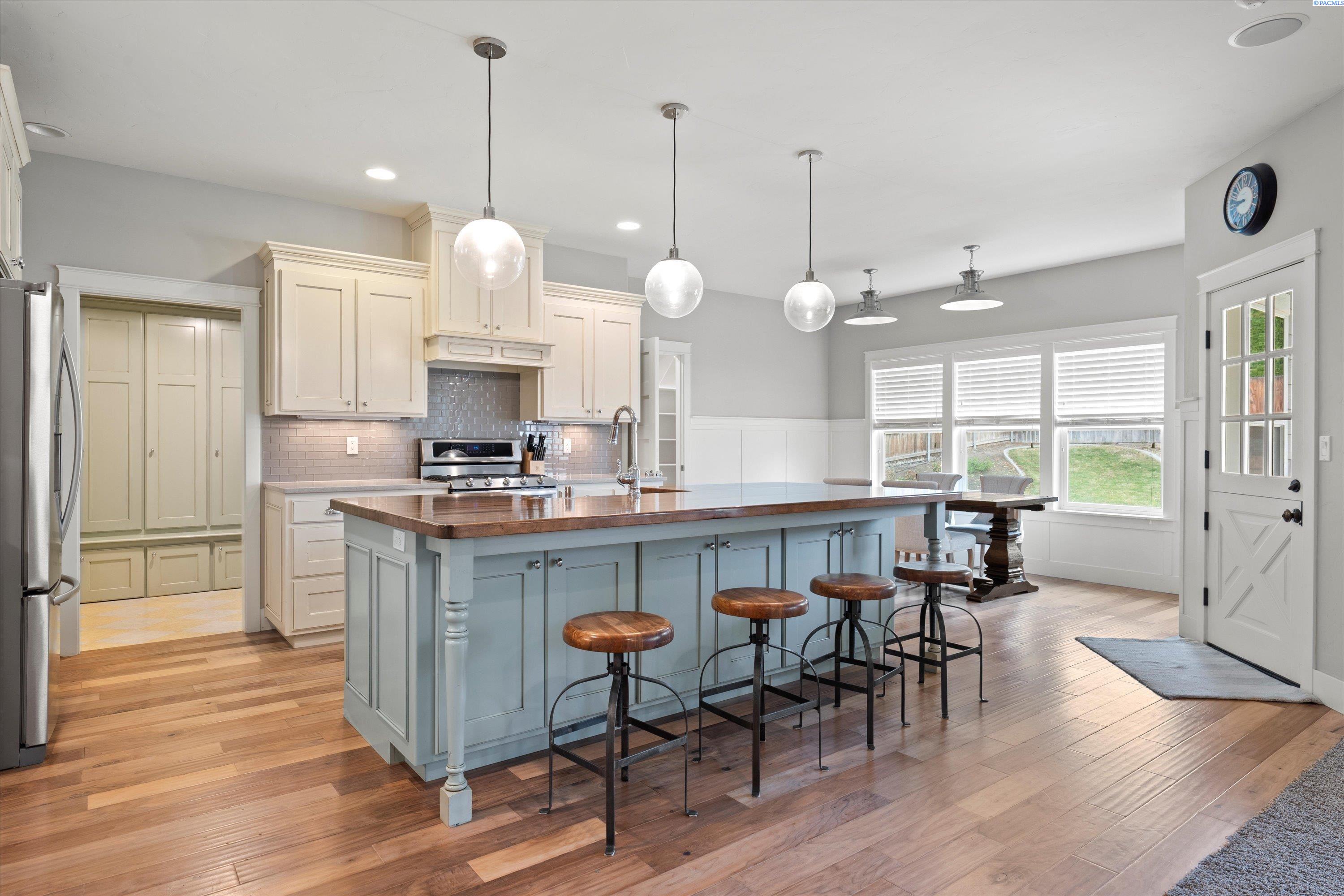 Richland, Washington, 99352, United States, 5 Bedrooms Bedrooms, ,3 BathroomsBathrooms,Residential,For Sale,1987518