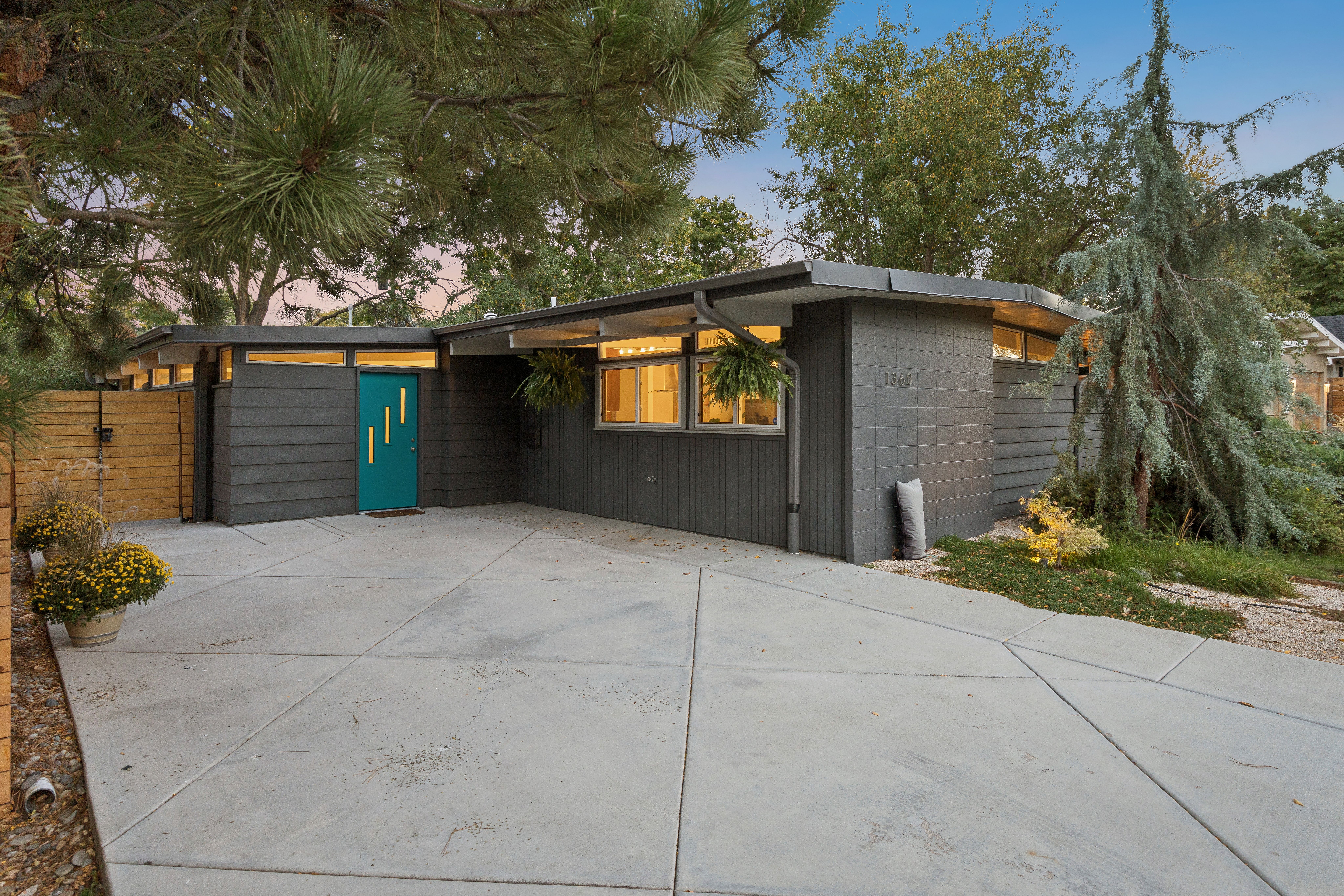  Mid-century modern lives with an effortless connection between indoors and out. - 物件實景
