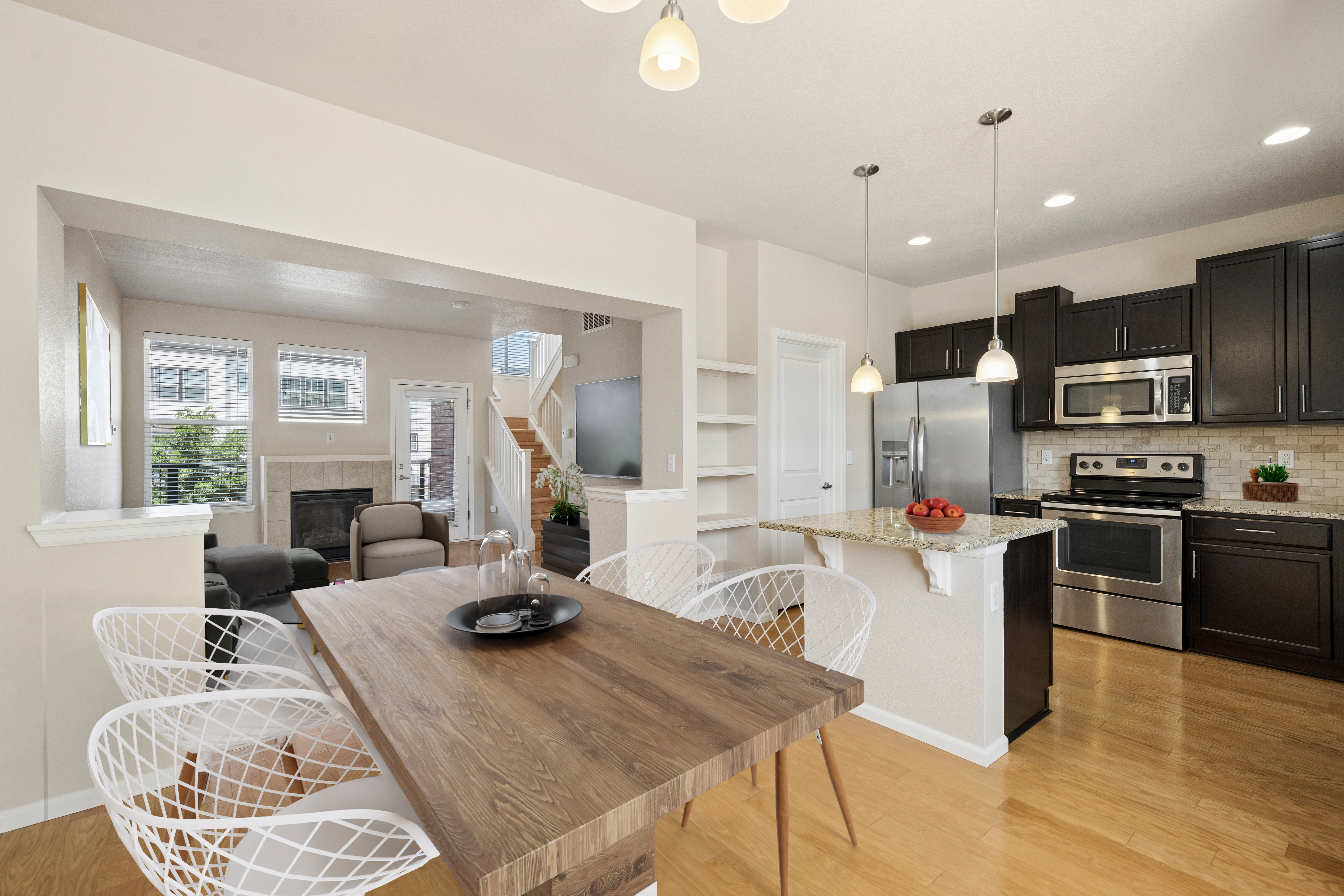  Elevated, Low-Maintenance Living In This Stylish Townhome - 物件實景