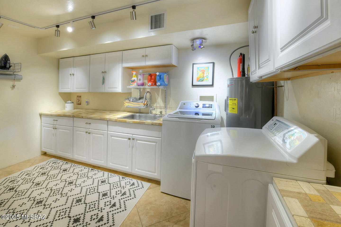 Tucson, Arizona, 85745, United States, 3 Bedrooms Bedrooms, ,3 BathroomsBathrooms,Residential,For Sale,1989628