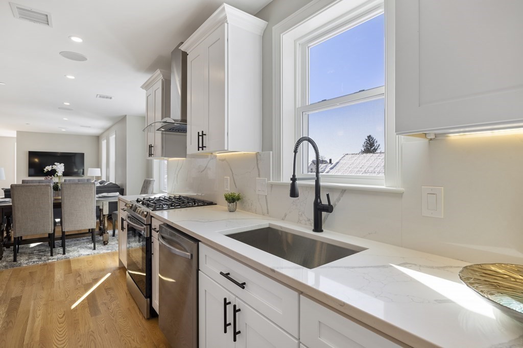 Everett, Massachusetts, 02149, United States, 3 Bedrooms Bedrooms, ,2 BathroomsBathrooms,Residential,For Sale,1923435