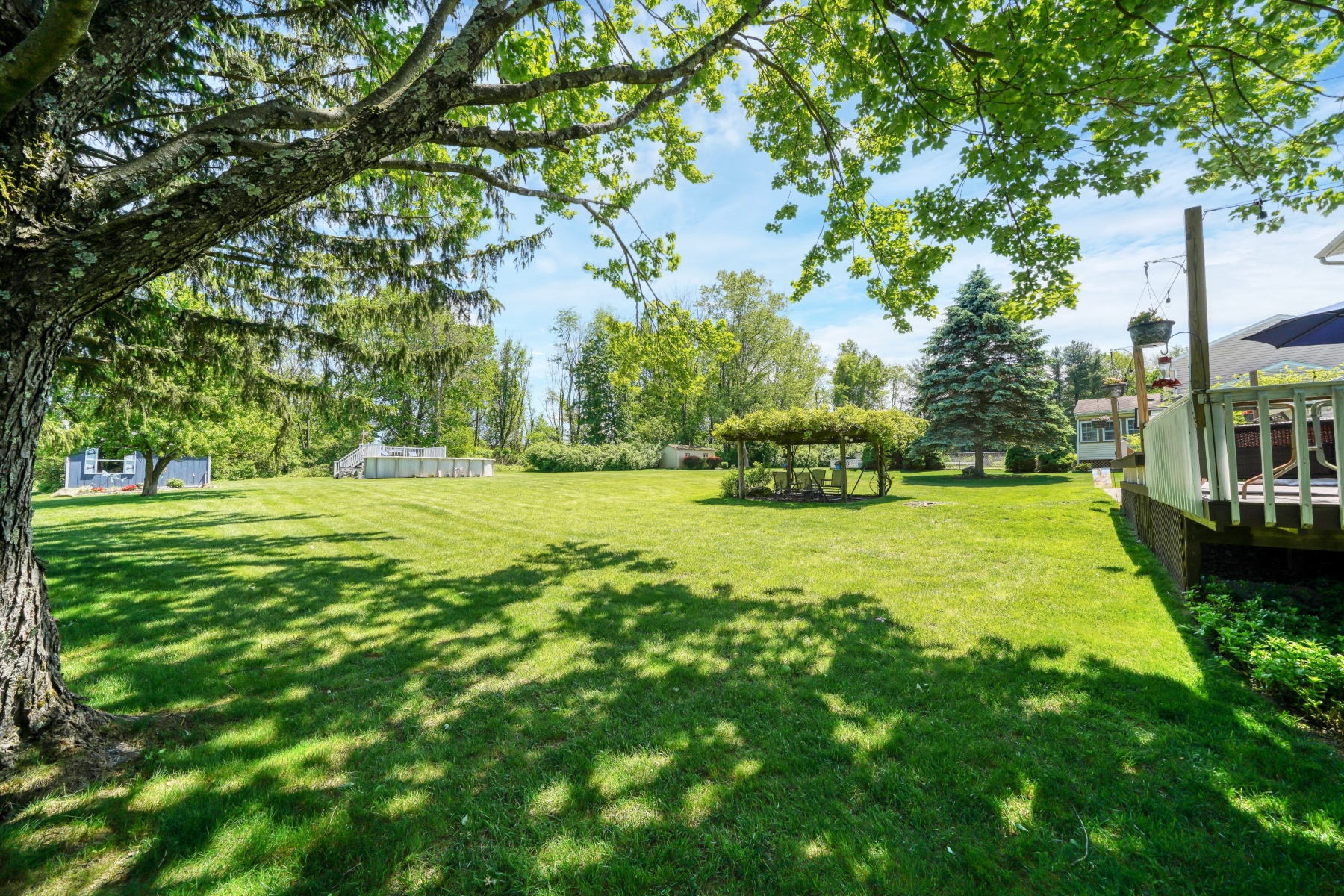  Neighborhood Colonial with Park Like Backyard - 物件實景