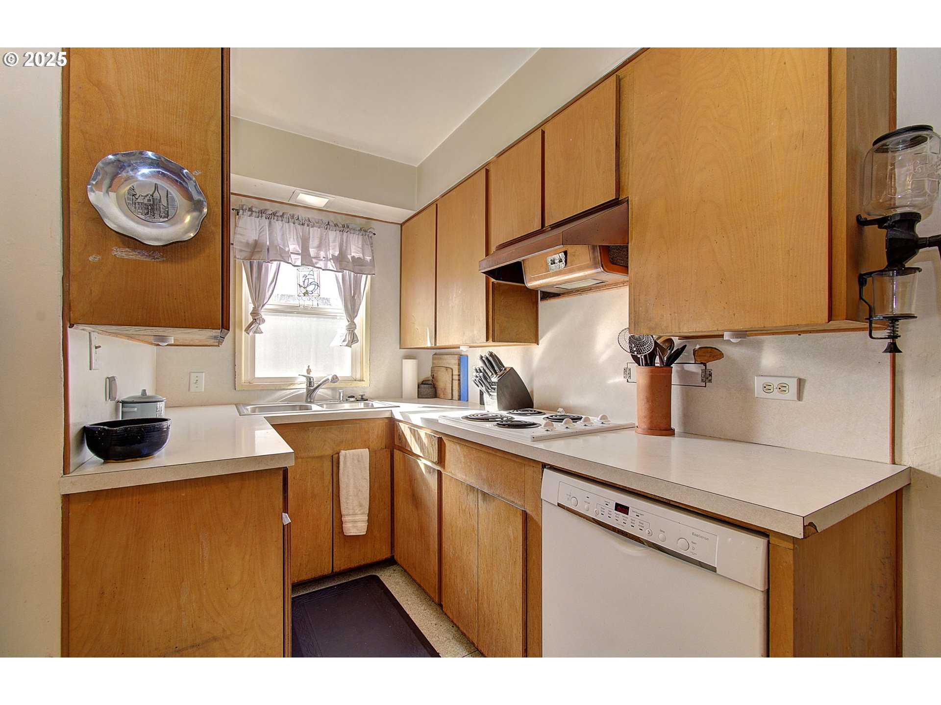 Portland, Oregon, 97202, United States, 3 Bedrooms Bedrooms, ,1 BathroomBathrooms,Residential,For Sale,1721248