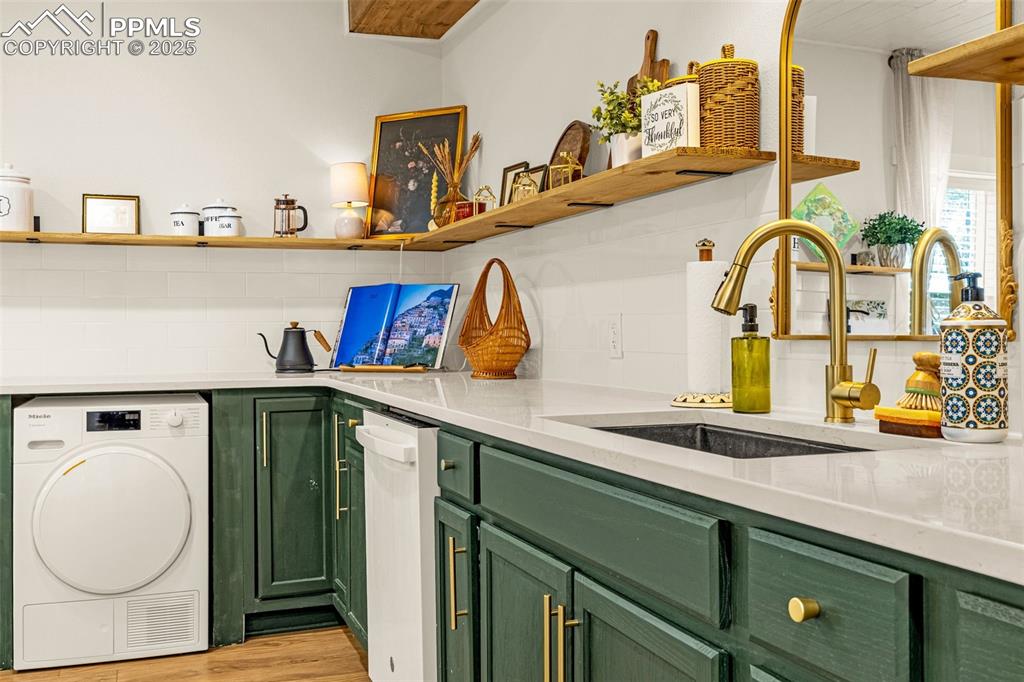 Colorado Springs, Colorado, 80903, United States, 3 Bedrooms Bedrooms, ,2 BathroomsBathrooms,Residential,For Sale,1949887