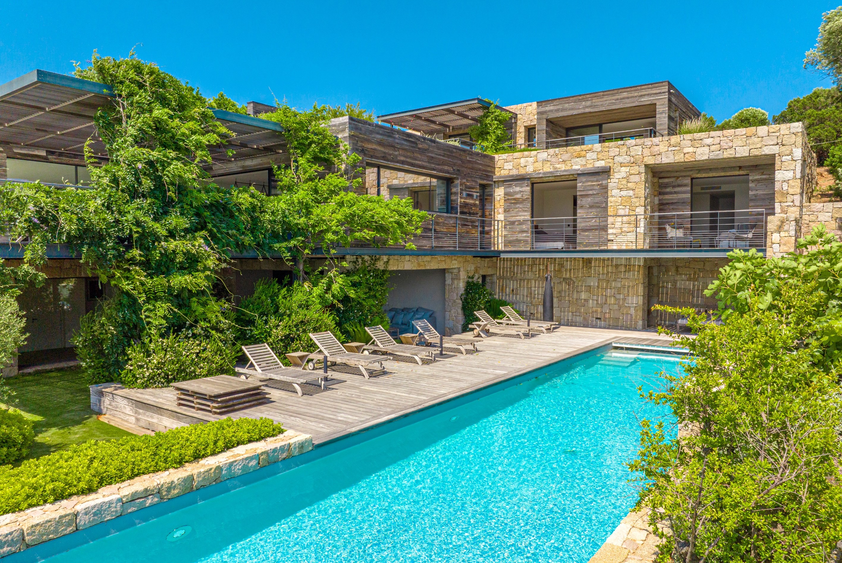  ARCHITECT-DESIGNED VILLA - PRIVATE WXATERFRONT ESTATE OF CALA D