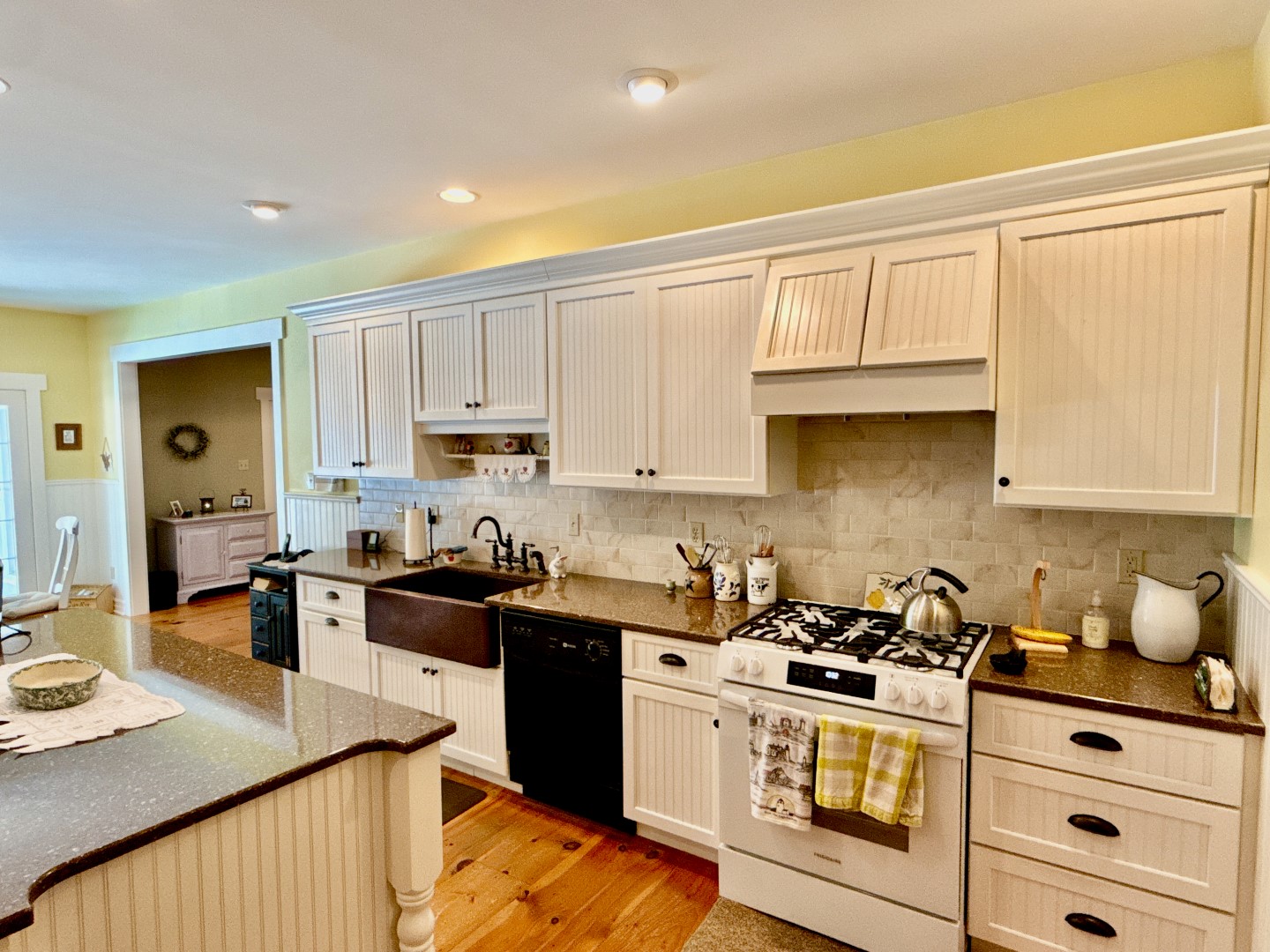 Hawley, Pennsylvania, 18428, United States, 3 Bedrooms Bedrooms, ,4 BathroomsBathrooms,Residential,For Sale,1846687
