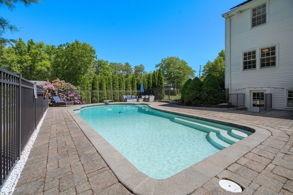 Framingham, Massachusetts, 01701, United States, 4 Bedrooms Bedrooms, ,3 BathroomsBathrooms,Residential,For Sale,1988124