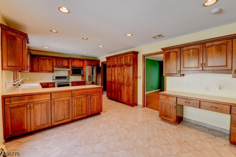 Kinnelon Boro, New Jersey, 07405, United States, 3 Bedrooms Bedrooms, ,3 BathroomsBathrooms,Residential,For Sale,1989629