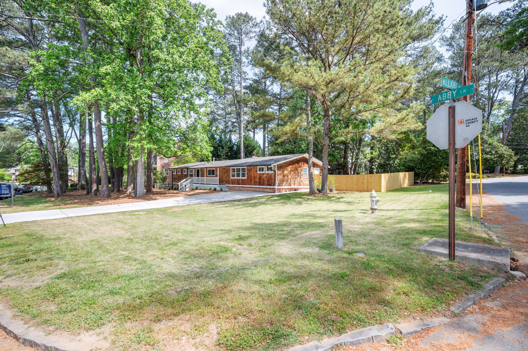  Beautiful Sprawling Ranch Set on an Expansive Corner Lot - 物件實景