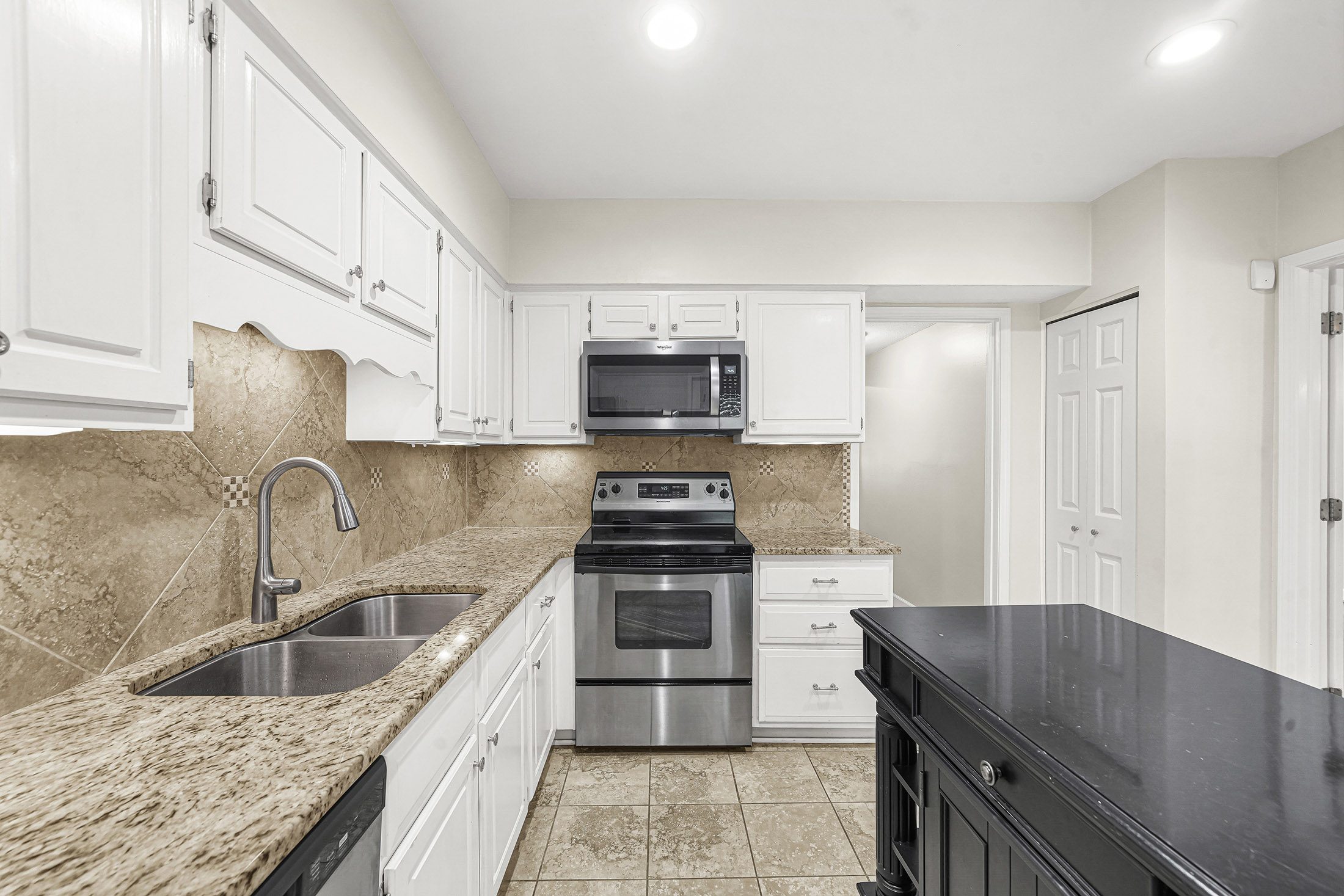  Beautiful Brick Townhome Offers Peaceful Park-like Living in Buckhead - 物件實景