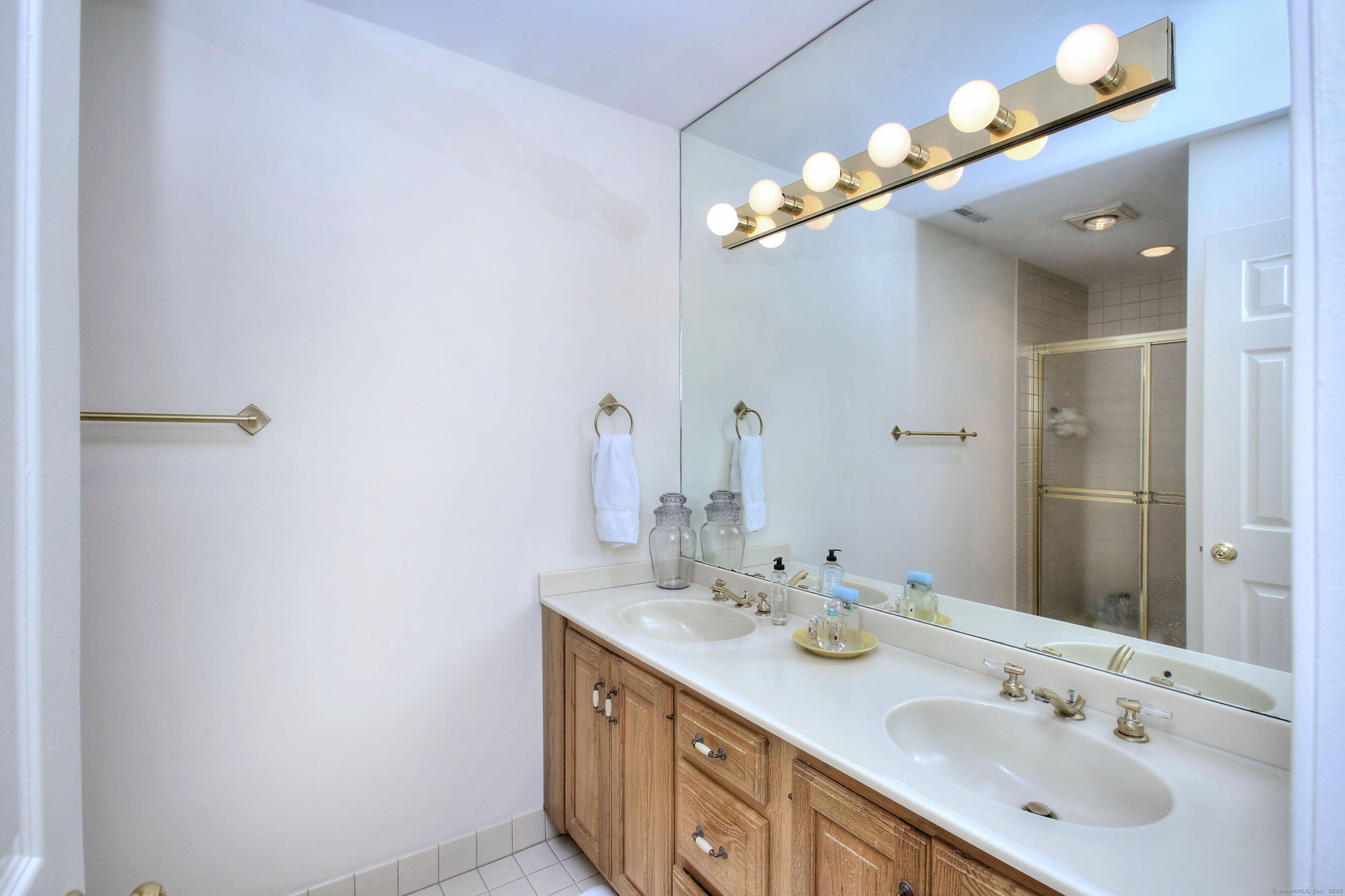 Westport, Connecticut, 06880, United States, 2 Bedrooms Bedrooms, ,3 BathroomsBathrooms,Residential,For Sale,1988257