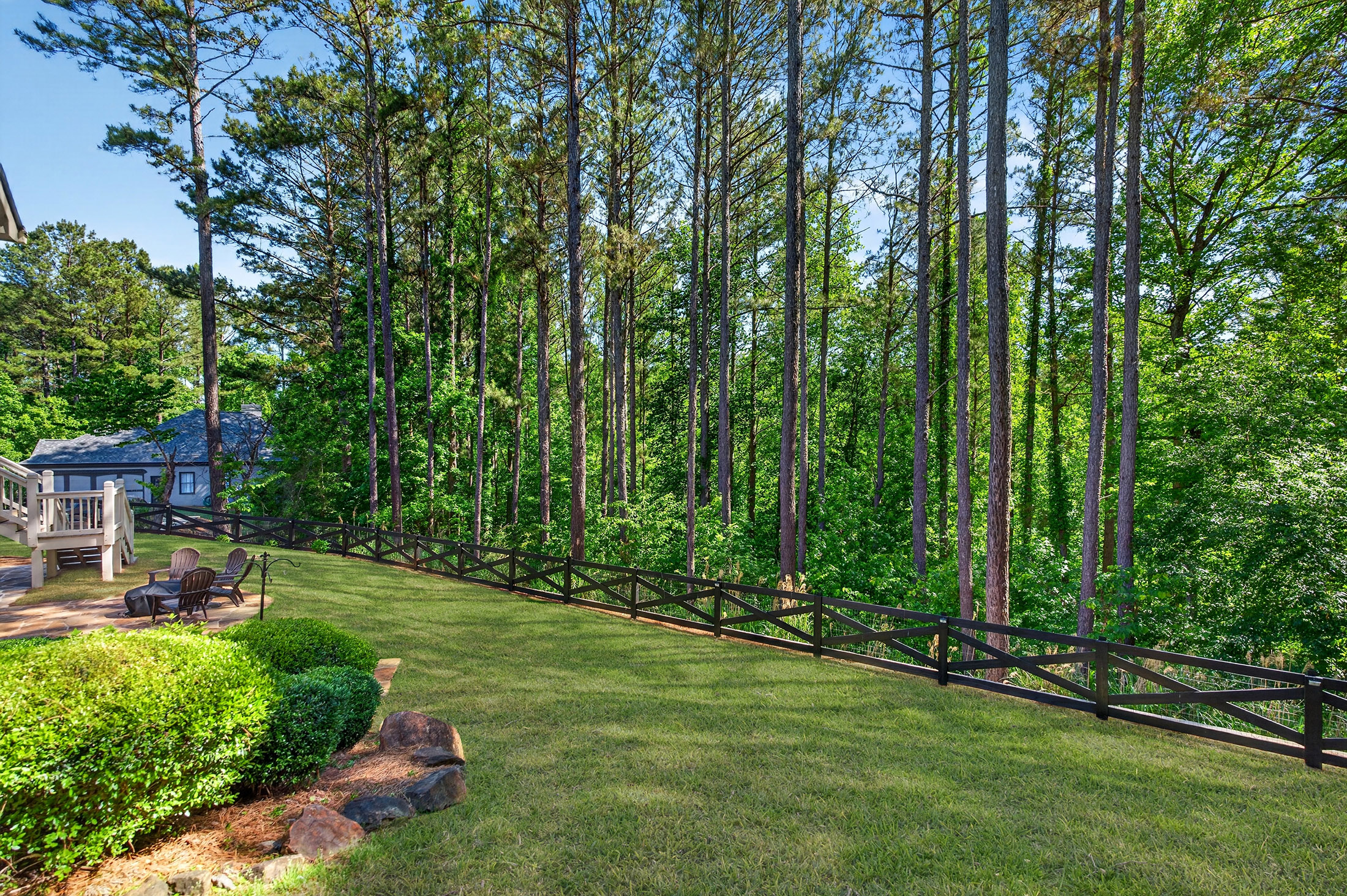  Located in the Highly Sought-After Governors Preserve Community - 物件實景