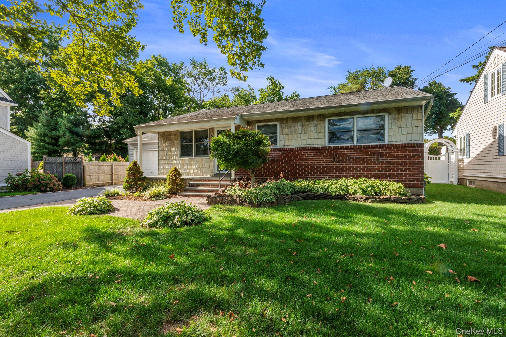 East Northport, New York, 11731, United States, 3 Bedrooms Bedrooms, ,2 BathroomsBathrooms,Residential,For Sale,1924855