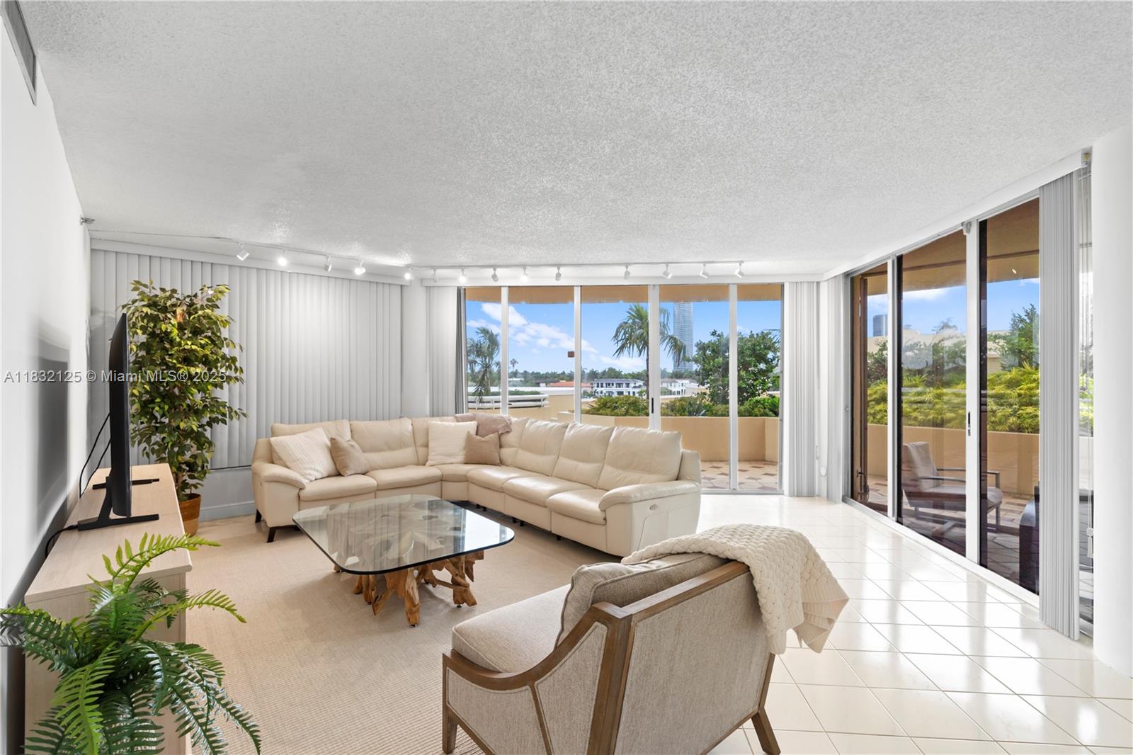 Aventura, Florida, 33180, United States, 2 Bedrooms Bedrooms, ,3 BathroomsBathrooms,Residential,For Sale,1885240