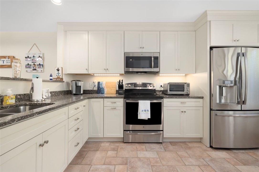 Narragansett, Rhode Island, 02882, United States, 2 Bedrooms Bedrooms, ,3 BathroomsBathrooms,Residential,For Sale,1950851