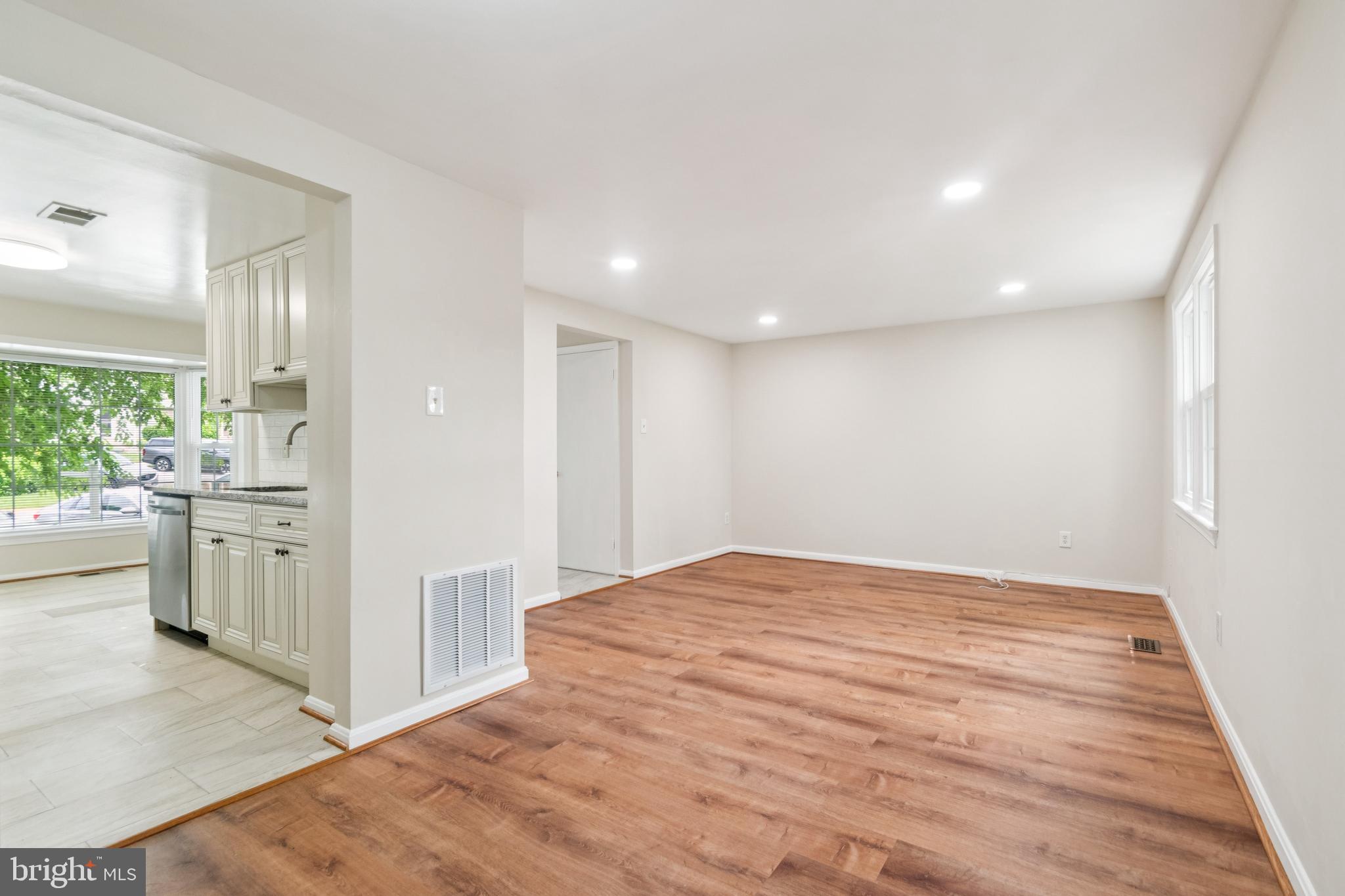 Gaithersburg, Maryland, 20878, United States, 3 Bedrooms Bedrooms, ,3 BathroomsBathrooms,Residential,For Sale,1889859