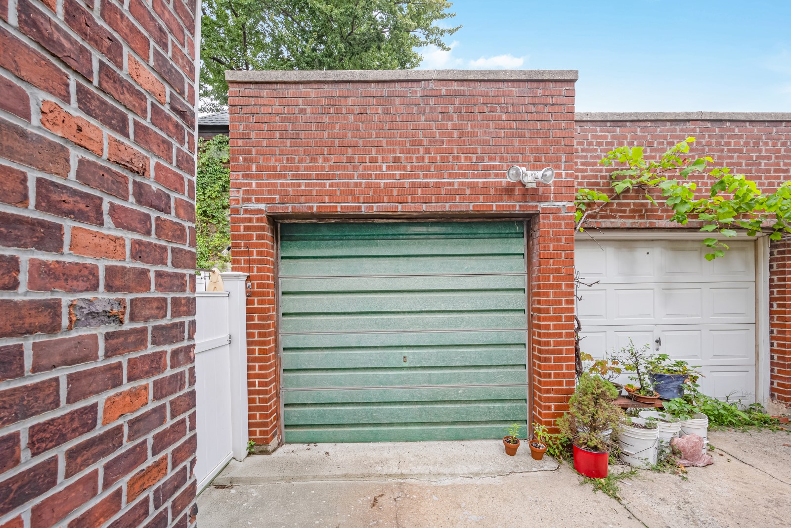 Middle Village, New York, 11379, United States, 3 Bedrooms Bedrooms, ,2 BathroomsBathrooms,Residential,For Sale,1933512