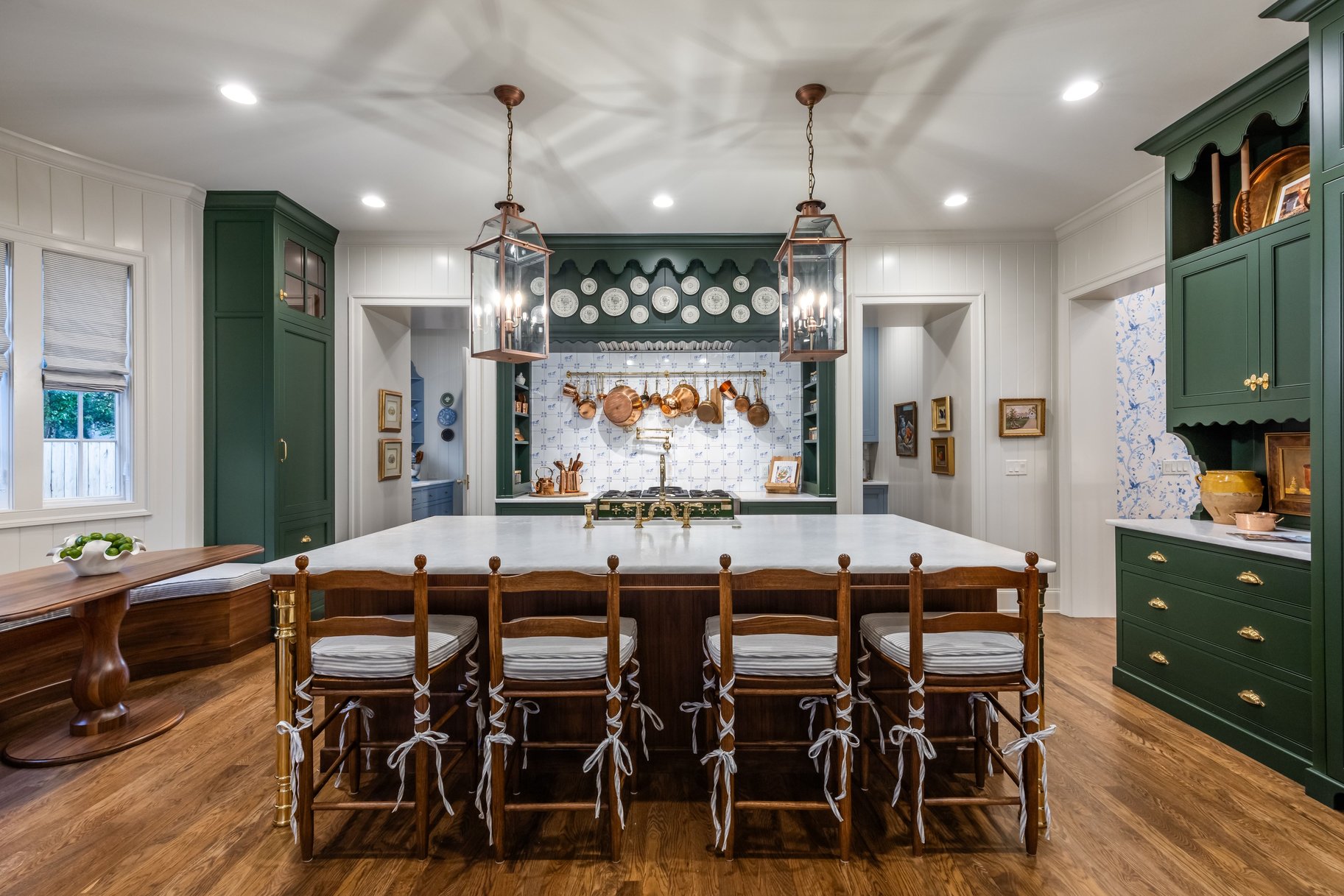  Timeless Colonial Charm Meets Refined Modern Luxury In This Storybook Retreat - 物件實景