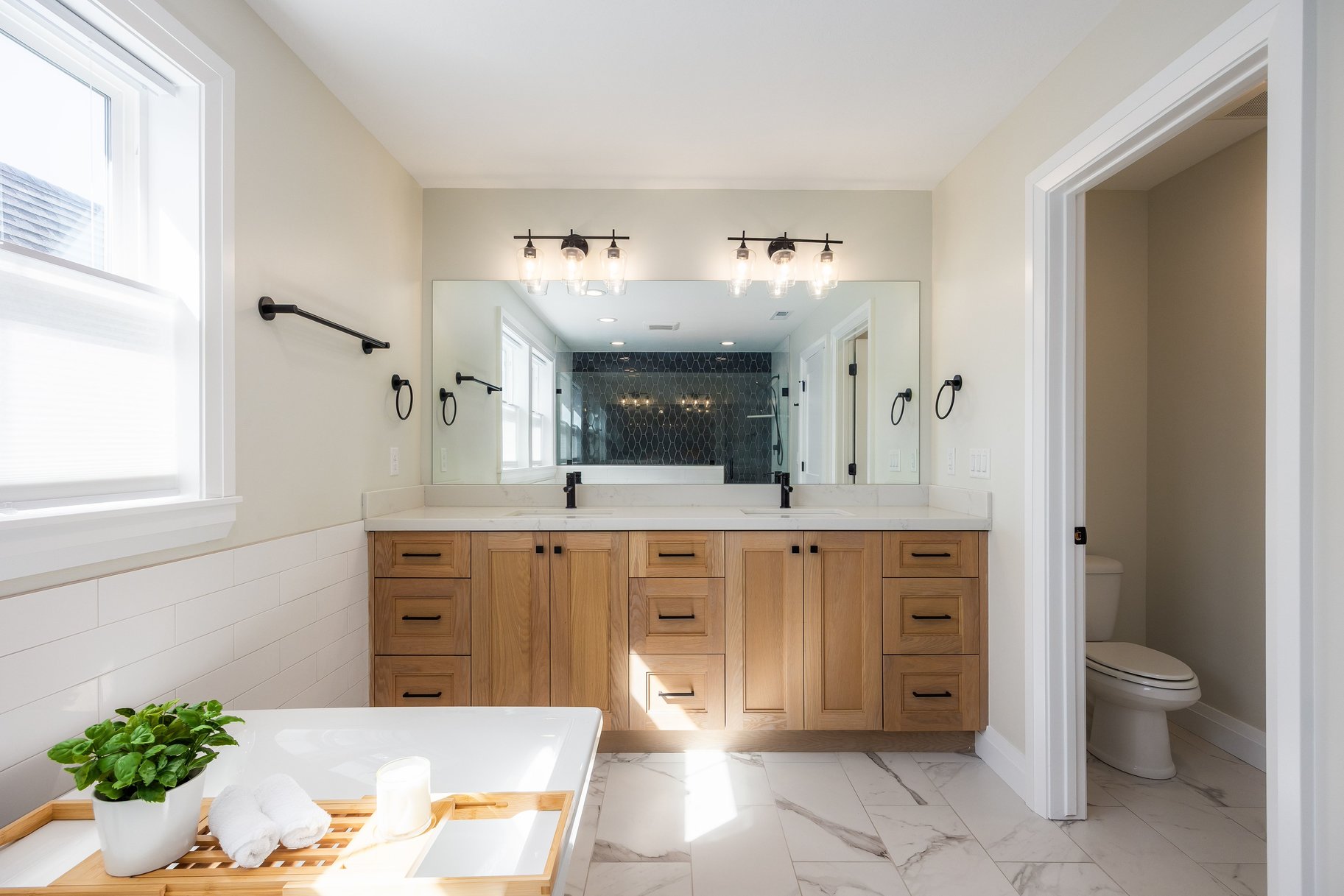  Impeccably Maintained Home with Mountain Views & Four-Car Garage - 物件實景