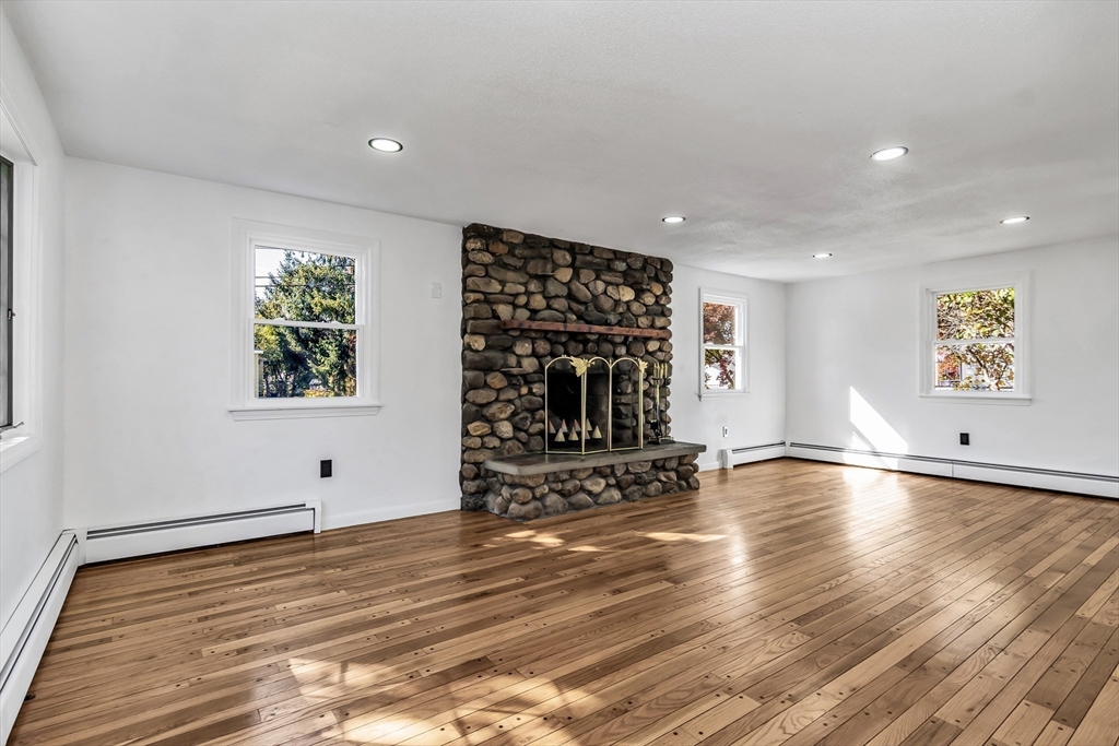 Methuen, Massachusetts, 01844, United States, 4 Bedrooms Bedrooms, ,3 BathroomsBathrooms,Residential,For Sale,1978164