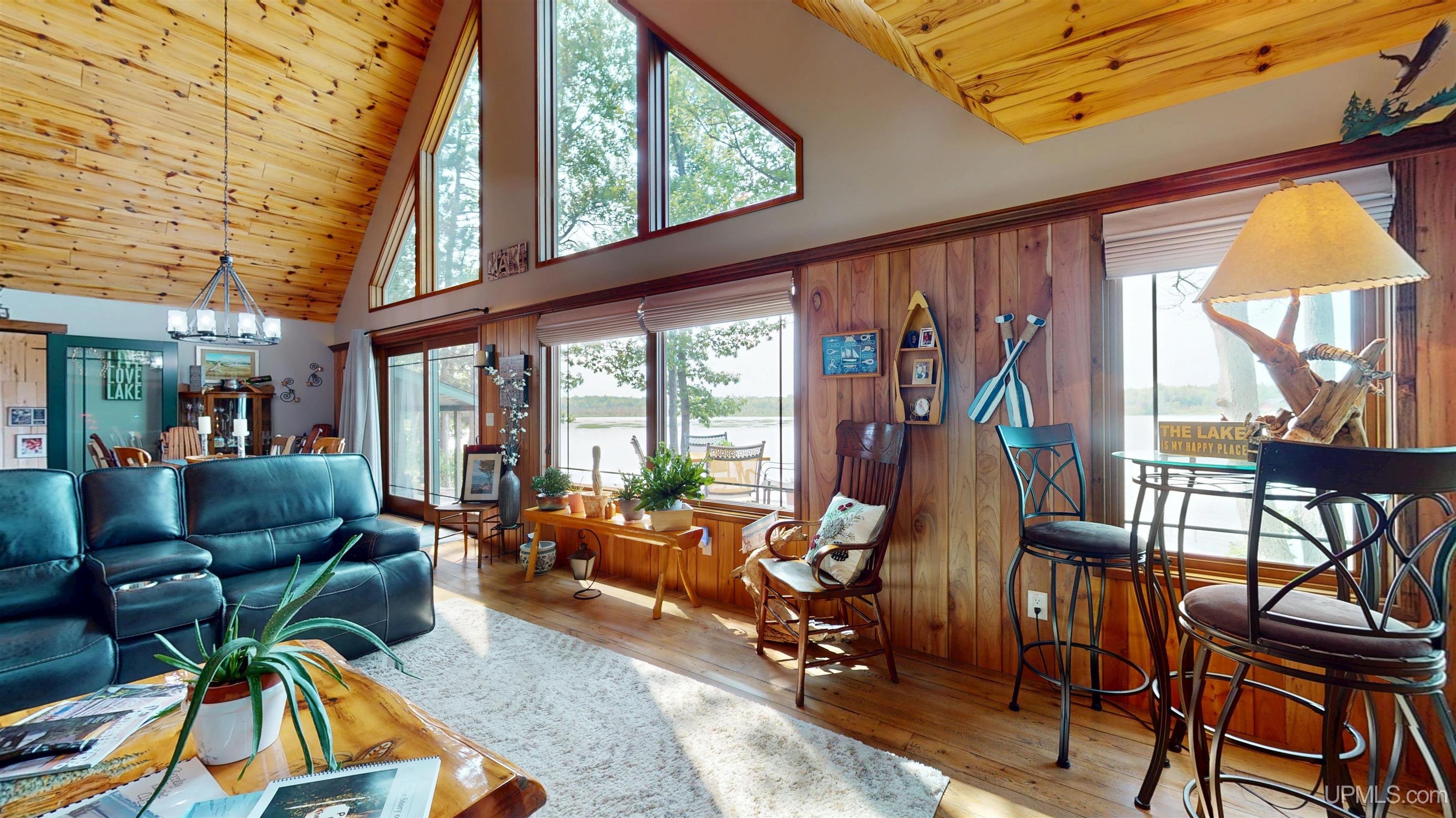 Marquette, Michigan, 49855, United States, 2 Bedrooms Bedrooms, ,4 BathroomsBathrooms,Residential,For Sale,1892873