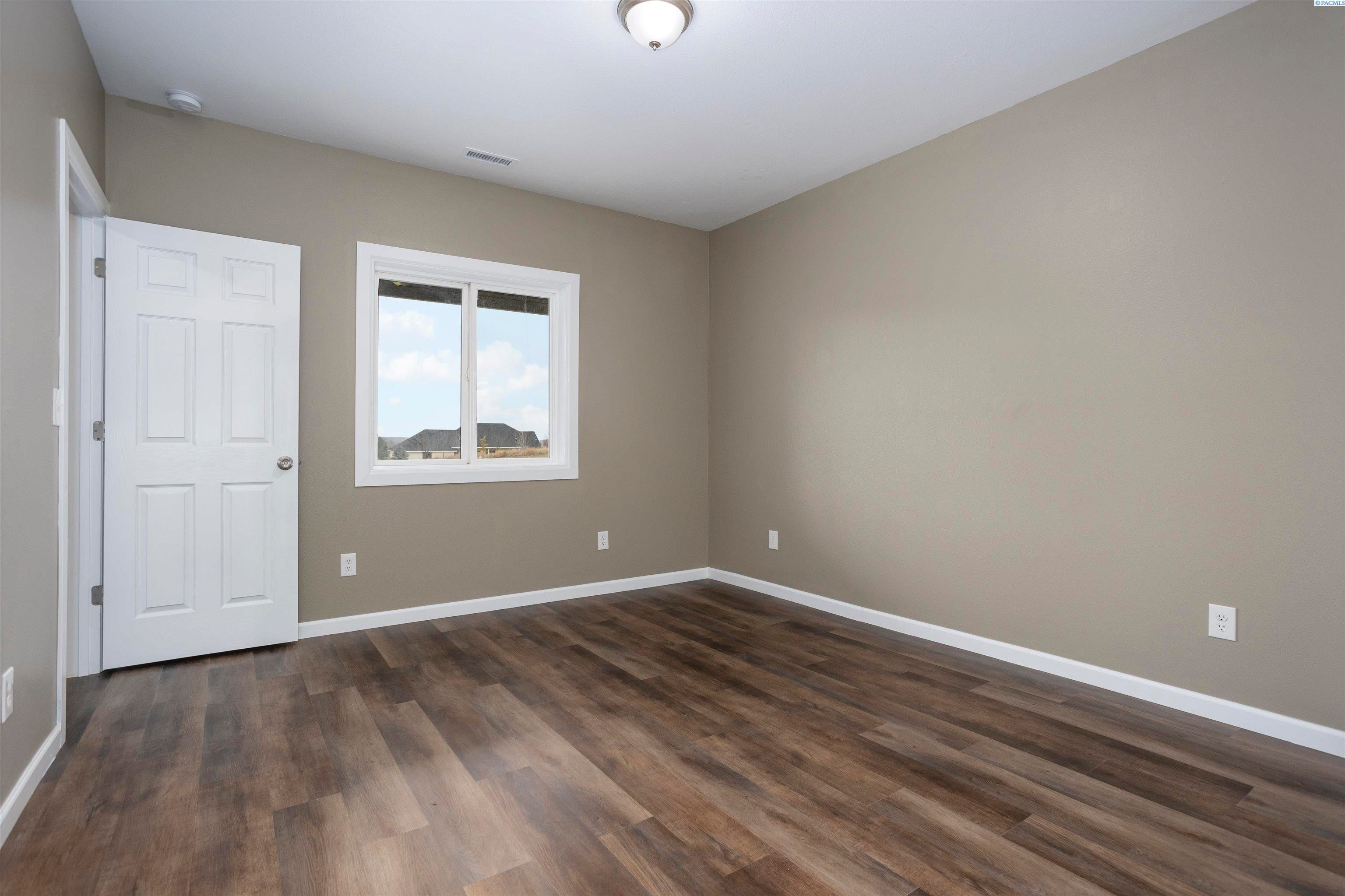West Richland, Washington, 99353, United States, 5 Bedrooms Bedrooms, ,3 BathroomsBathrooms,Residential,For Sale,1923424