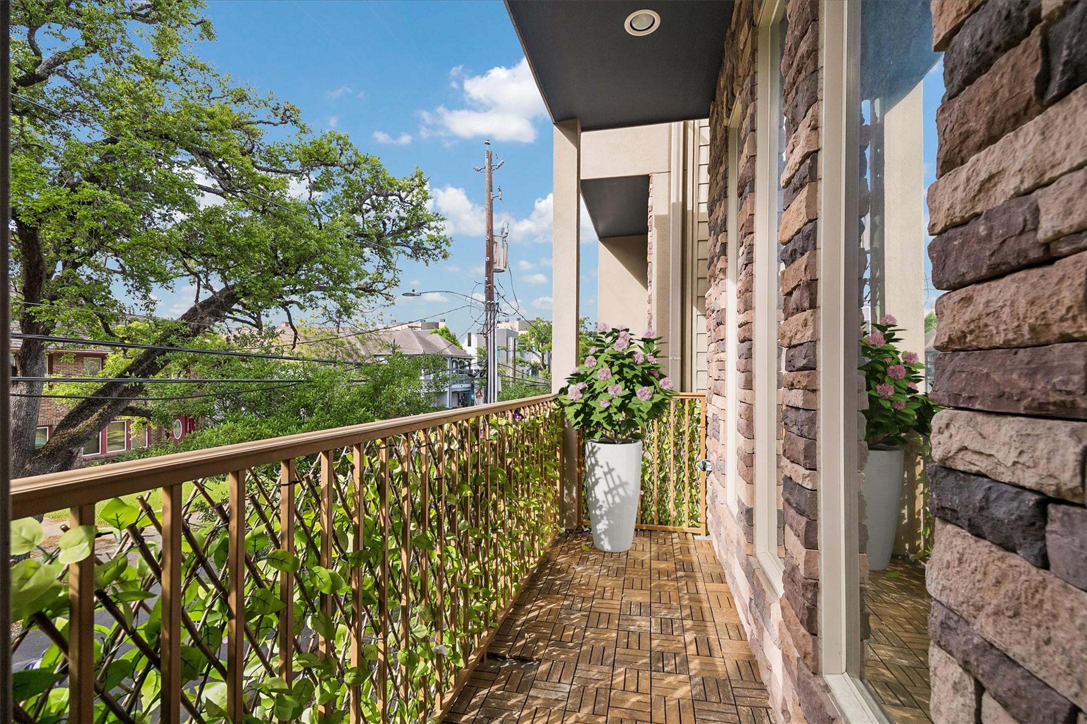  4833 Chenevert Street - 物件實景