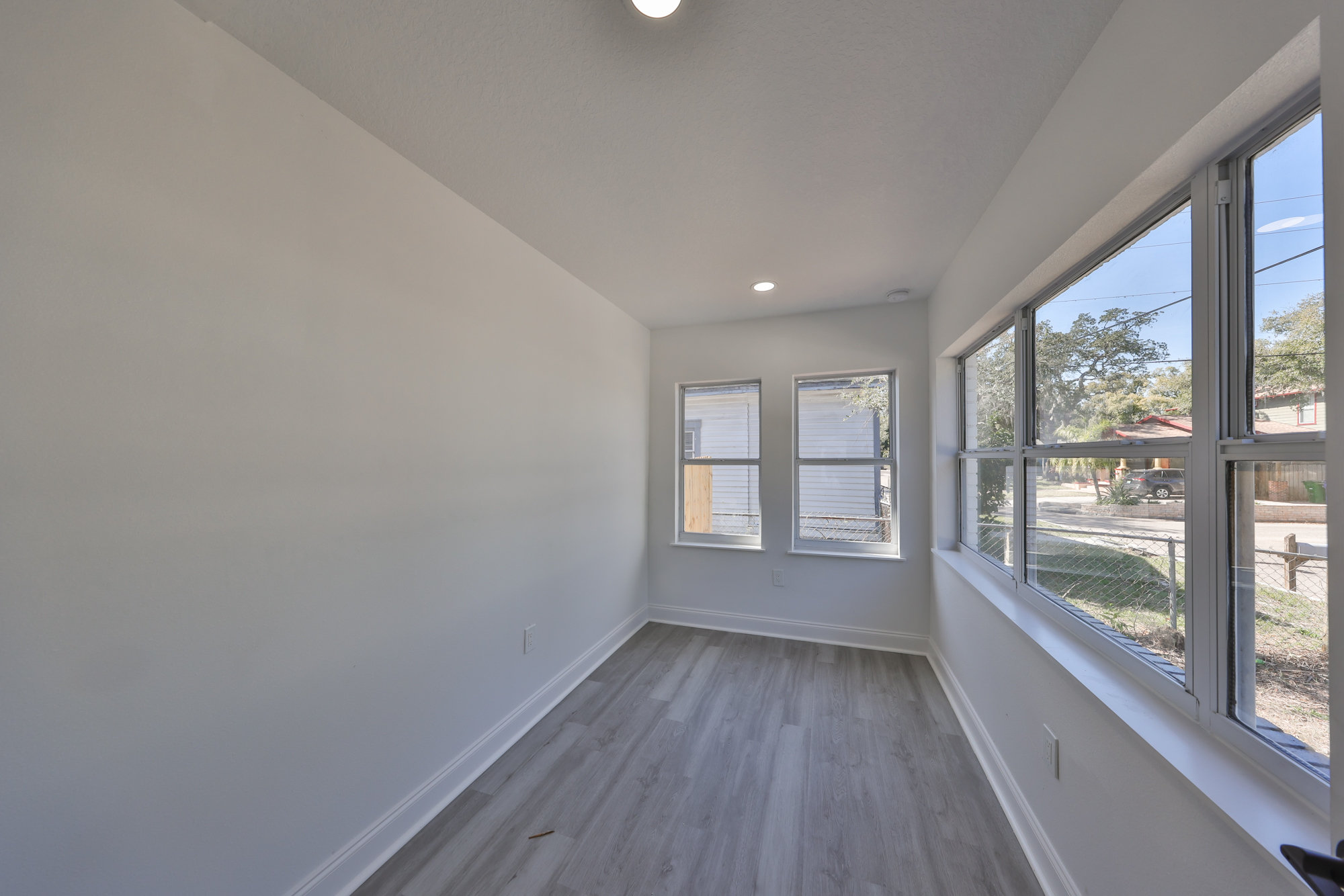 Tampa, Florida, 33603, United States, 5 Bedrooms Bedrooms, ,4 BathroomsBathrooms,Residential,For Sale,1980148