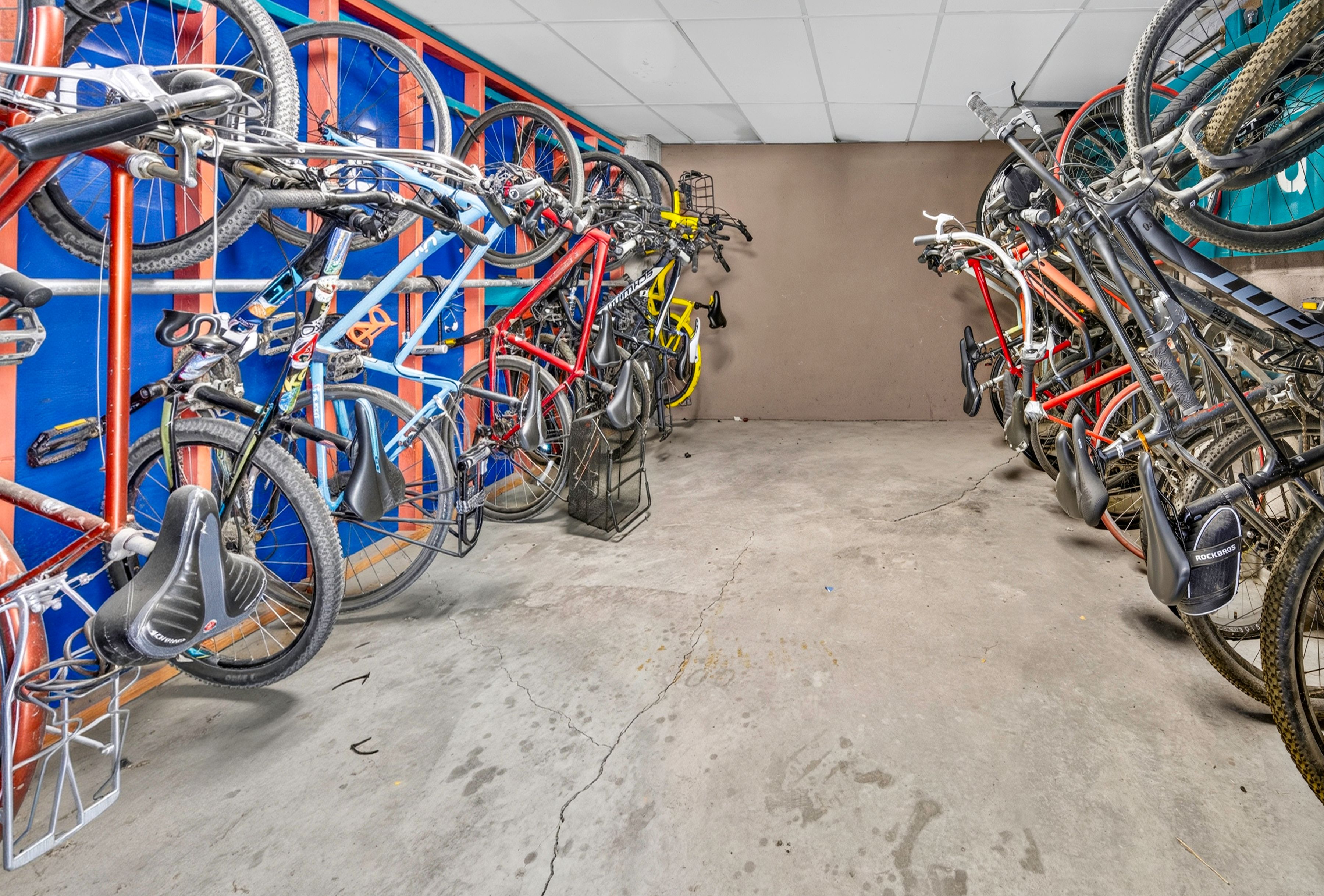  Sun-Drenched, Top-Floor End-Unit Condominium in the Heart of Central Boulder - 物件實景